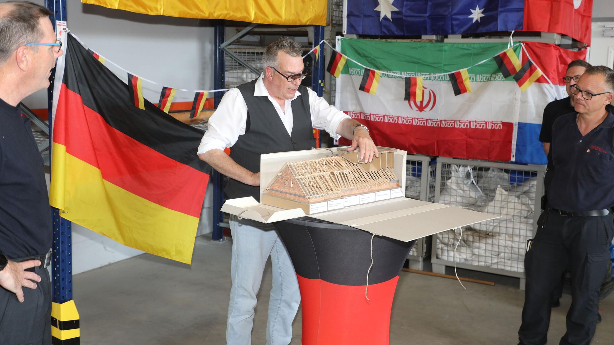 Stadtratsmitglied Andreas Ebert schenkt der Feuerwehr selbst erstellte Modelle unterschiedlicher Dachstühle.