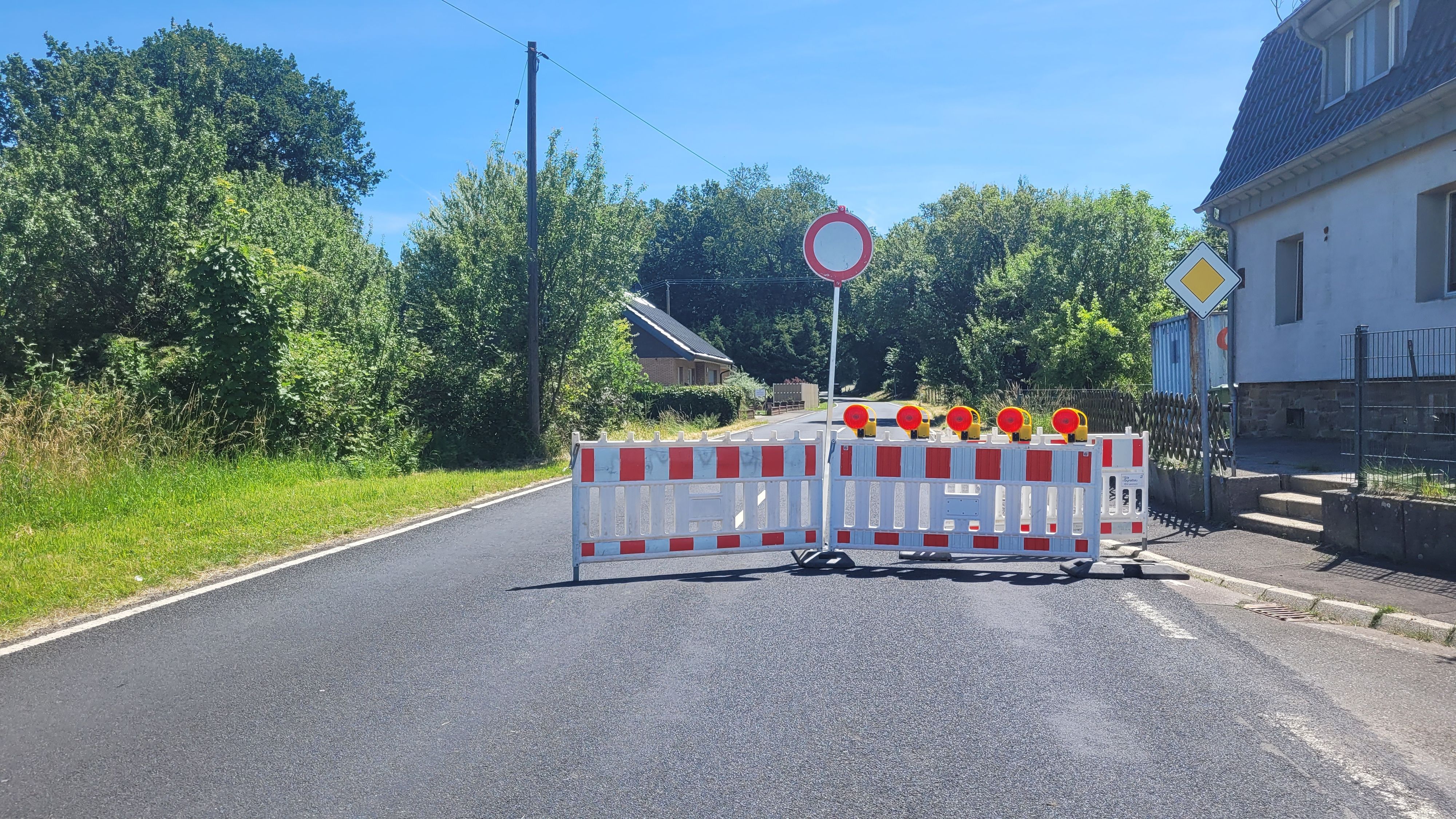 Eine Sperrung steht auf dem Hachenberger Weg.