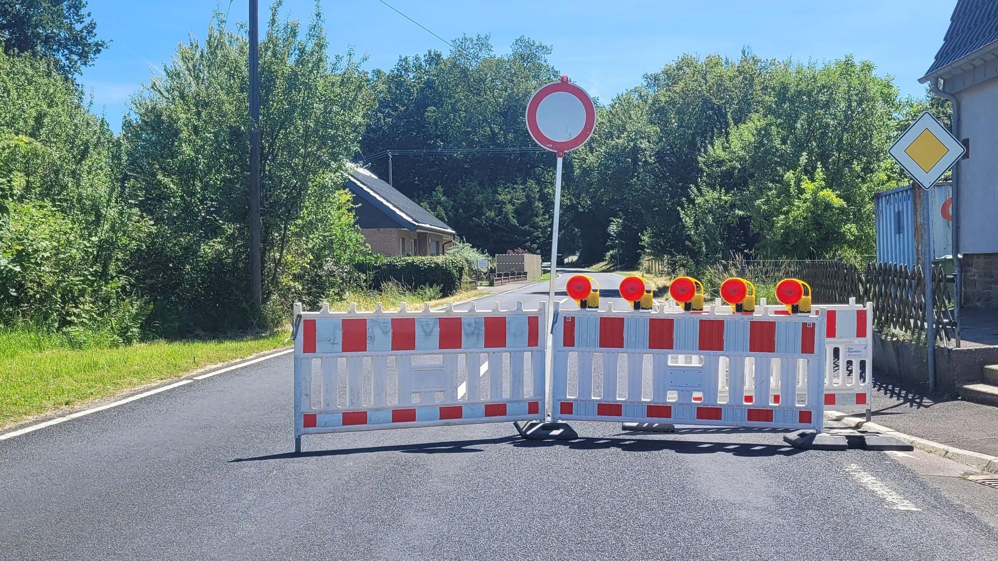 Eine Sperrung steht auf dem Hachenberger Weg.