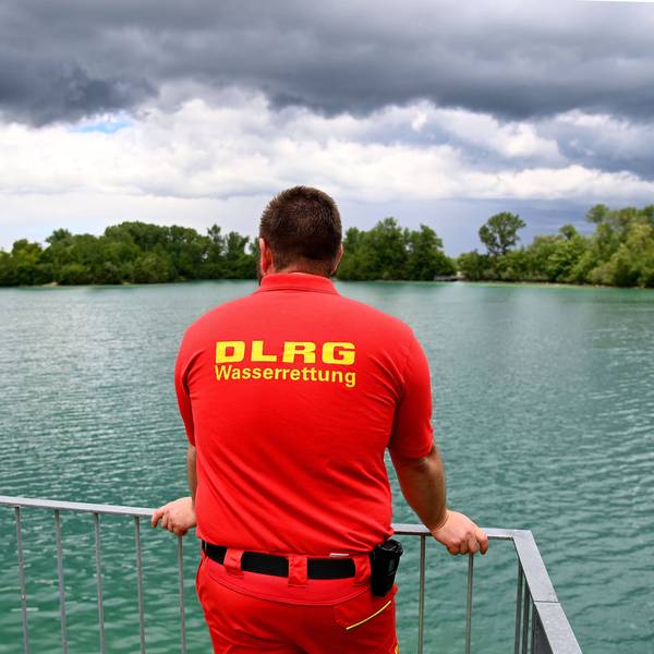 Das Symbolfoto zeigt einen DLRG-Mitarbeiter an einem See.