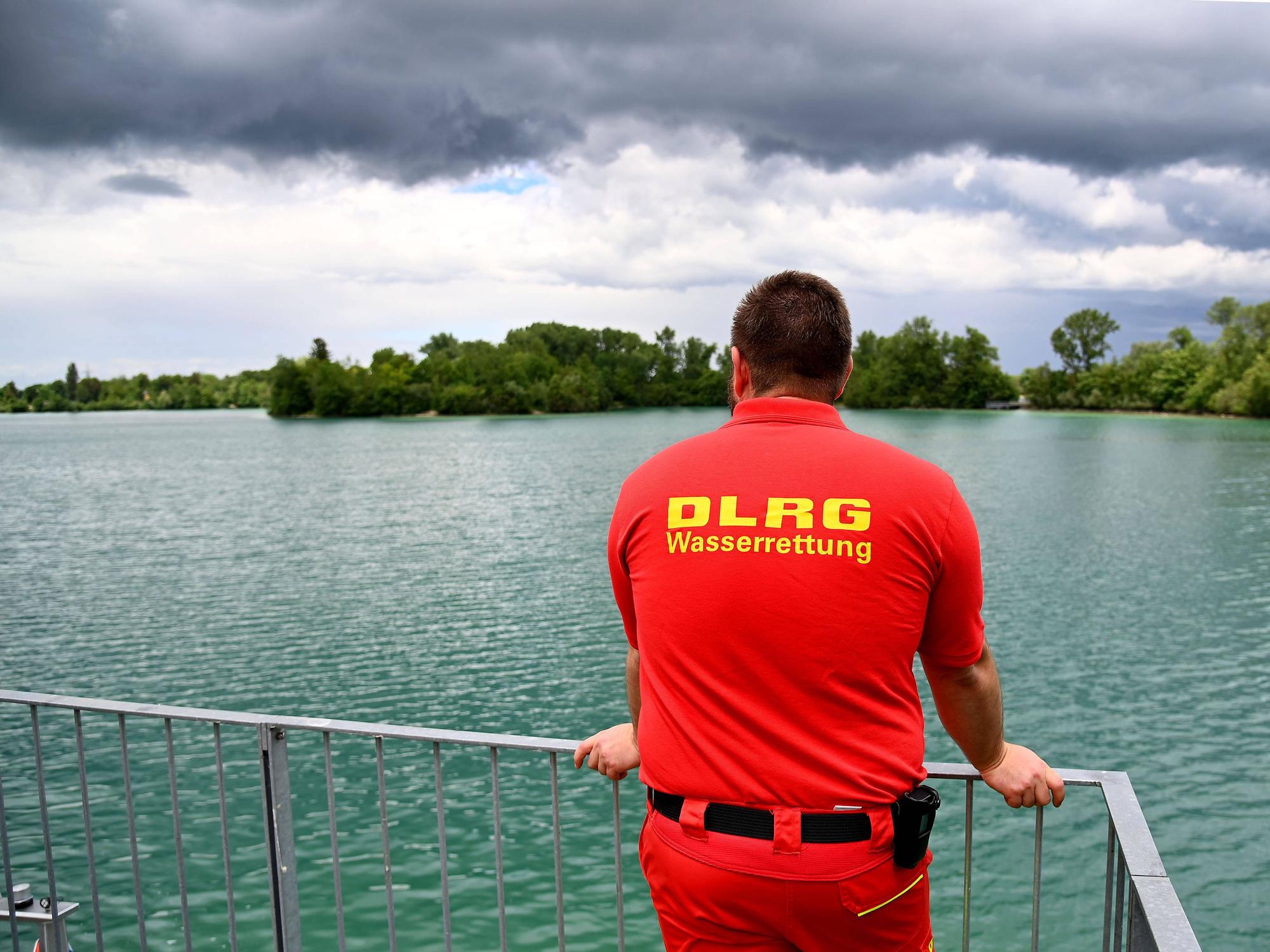 Das Symbolfoto zeigt einen DLRG-Mitarbeiter an einem See.