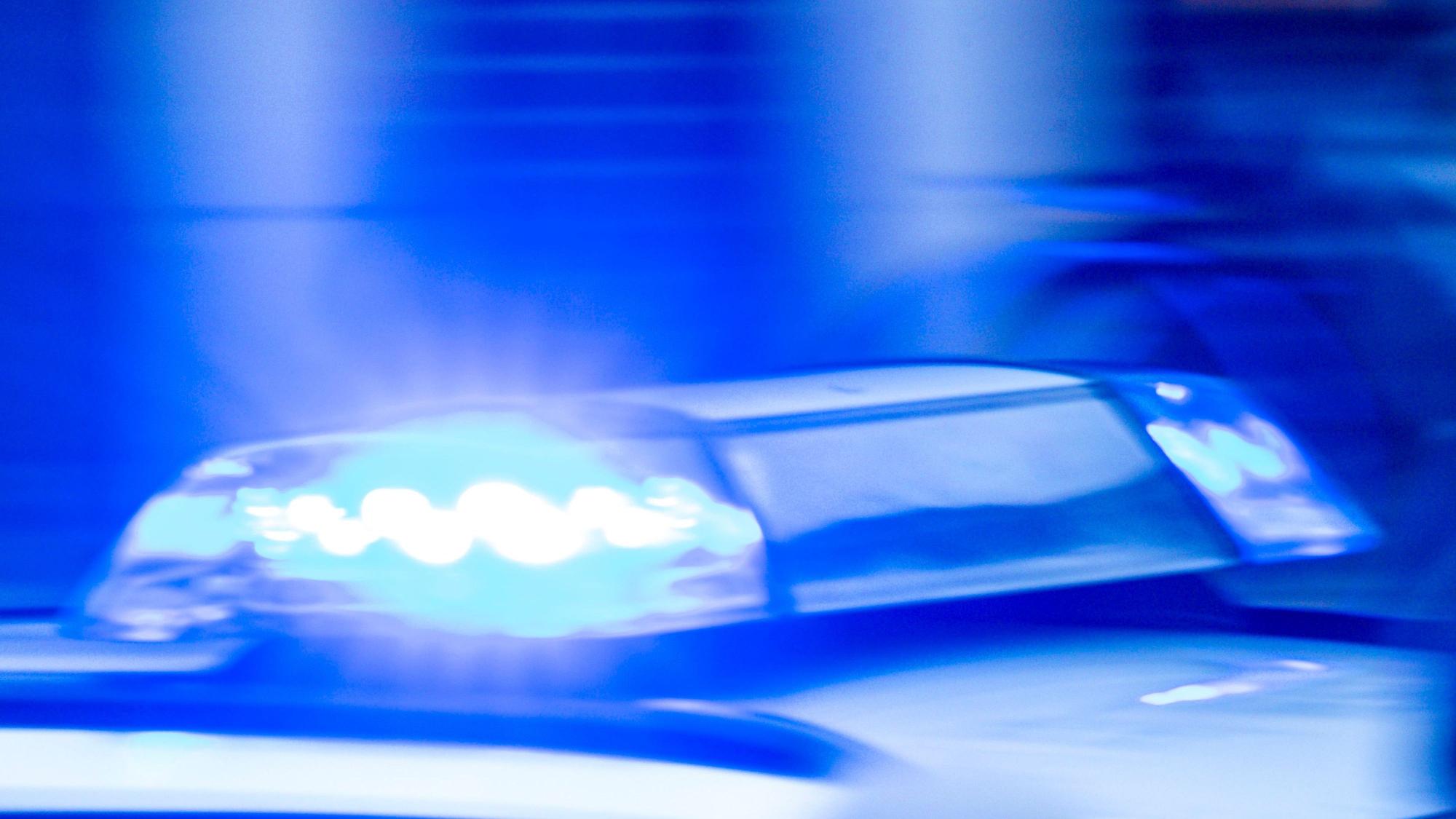 Ein Streifenwagen der Polizei ist mit Blaulicht im Einsatz.