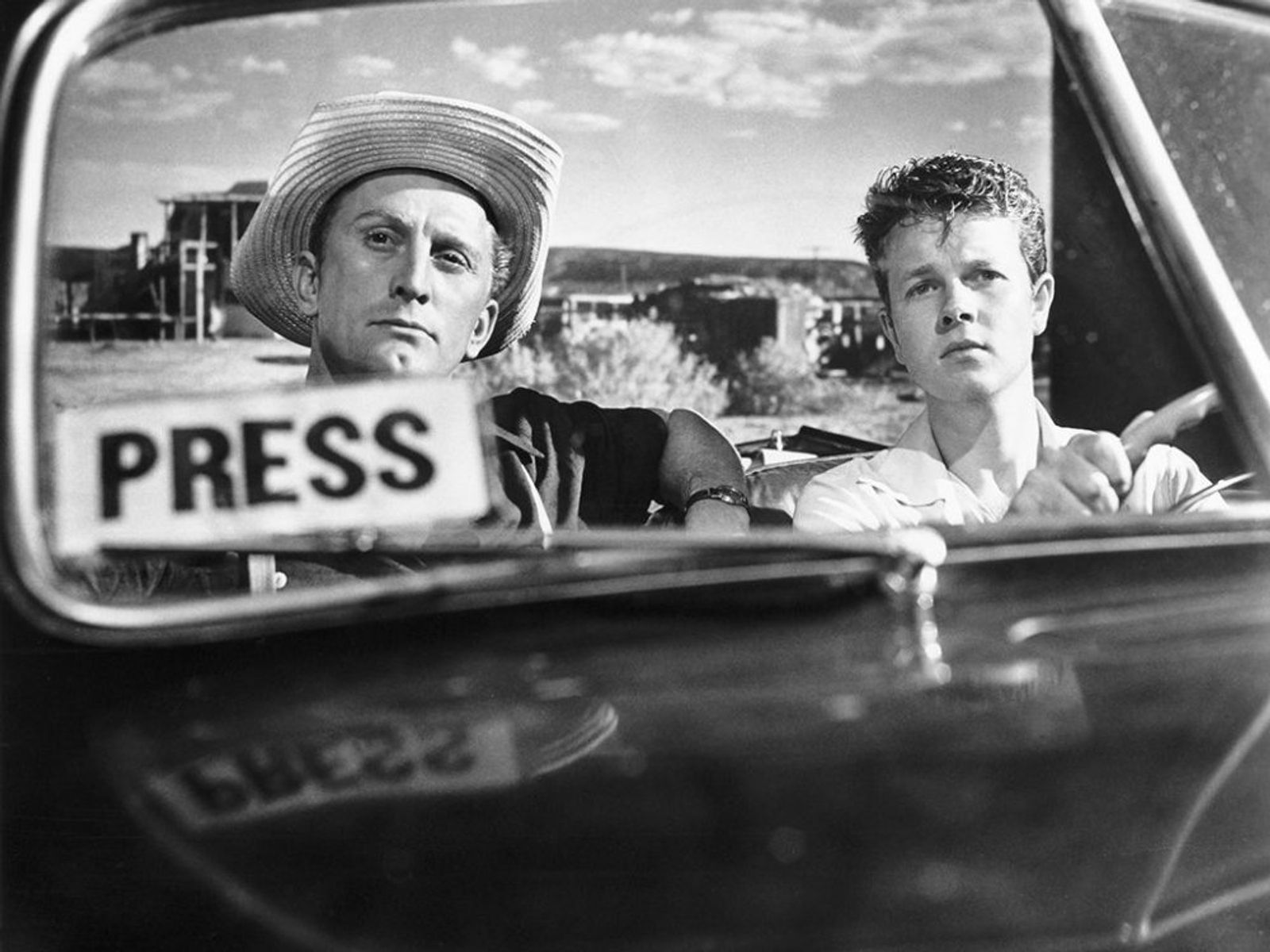 Ein Mann steckt nach einem Grubenunglück fest, ein Journalist macht daraus ein Medienspektakel. Jahrzehnte vor Social Media sezierte Wilder in „Reporter des Satans“ (1951) die Mechanismen von Sensationslust und öffentlicher Empörung. (Bild: Paramount )