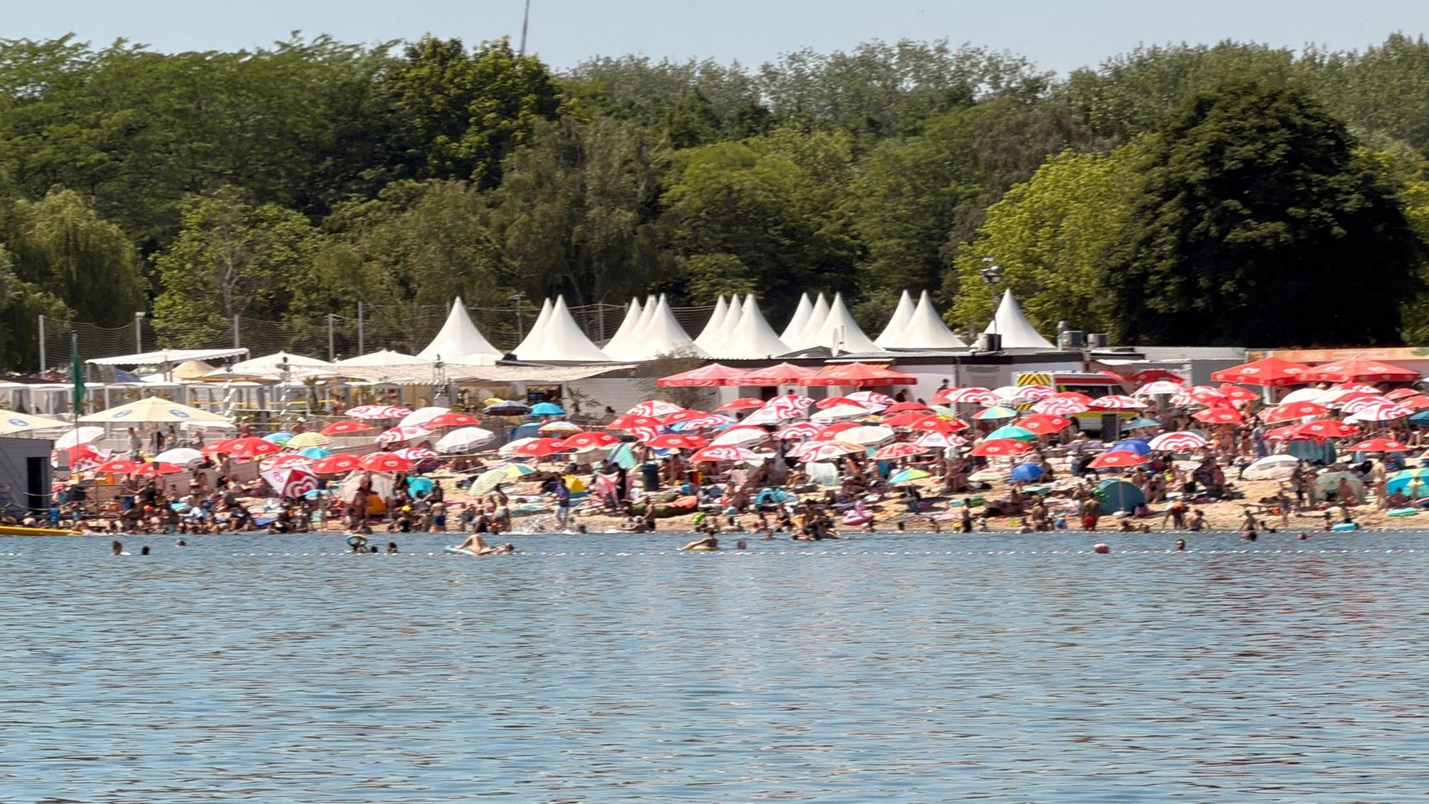 Auf dem Bild ist der Strand vom Otto-Maigler-See zu sehen.