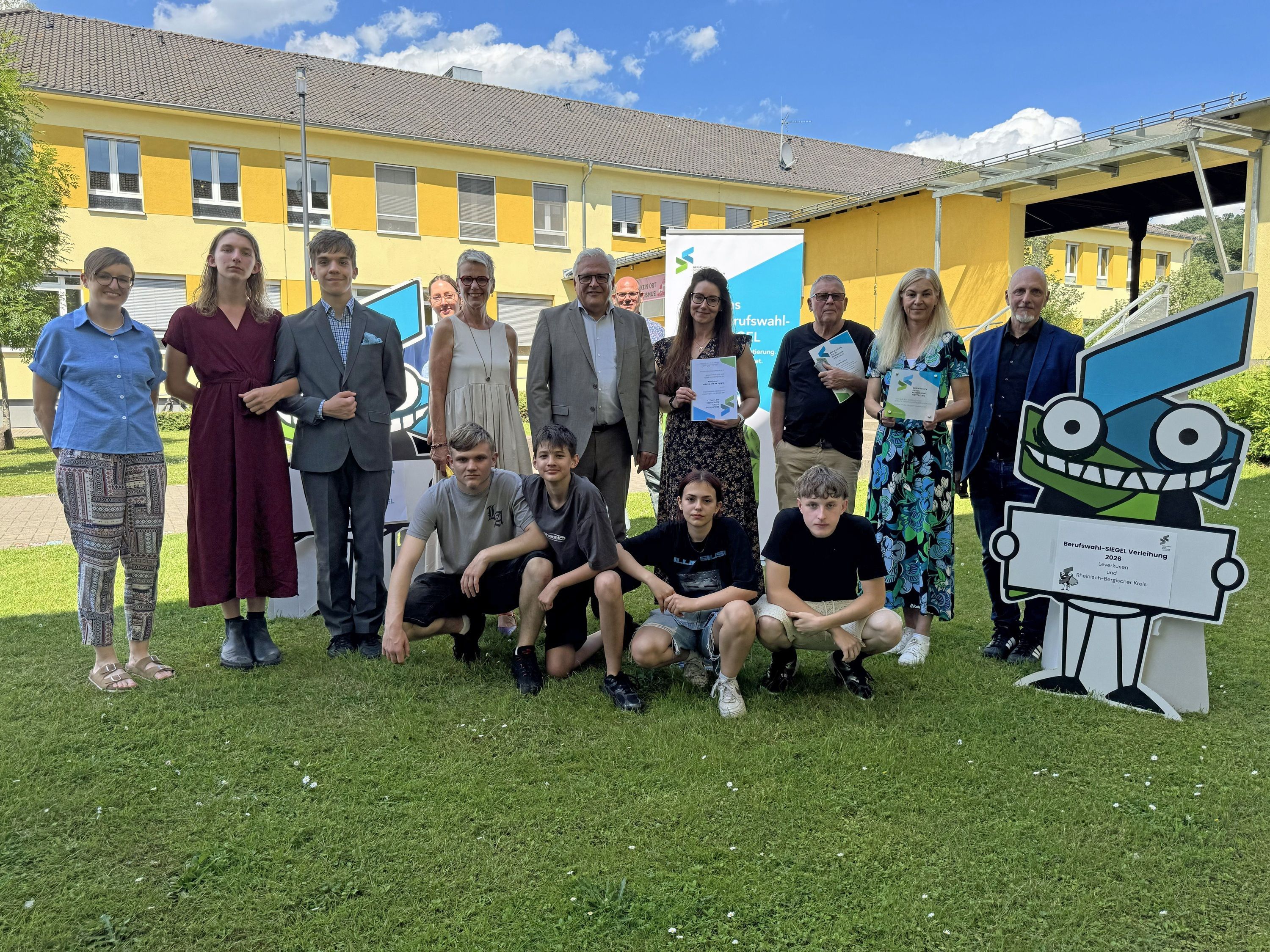 Schuldezernent Marc Adomat (M) mit Vertretern der Schule an der Wupper um Schulleiterin Anja von Hebel (2. v. r.)