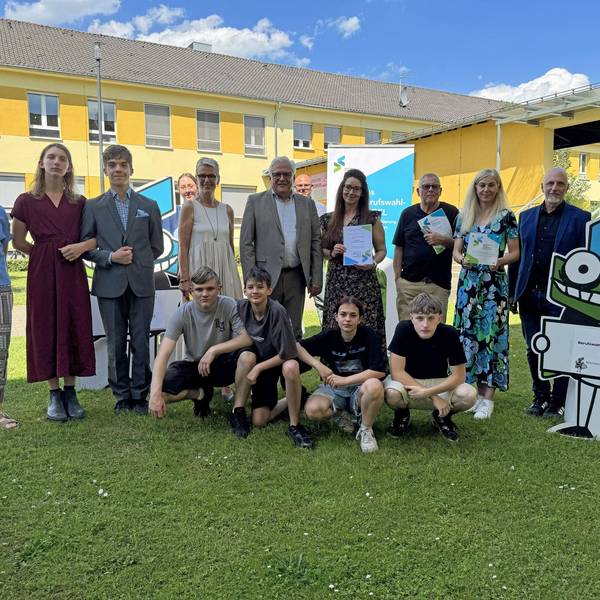 Schuldezernent Marc Adomat (M) mit Vertretern der Schule an der Wupper um Schulleiterin Anja von Hebel (2. v. r.)
