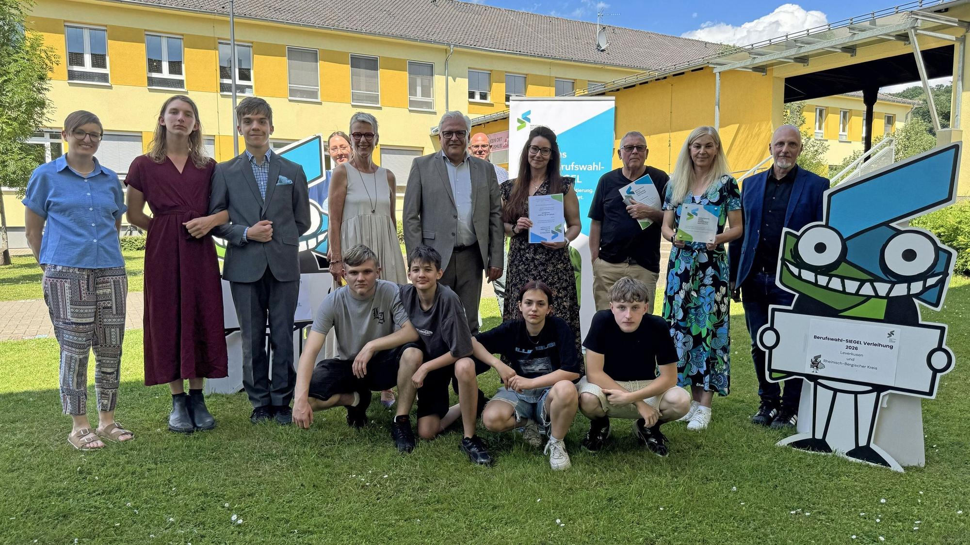 Schuldezernent Marc Adomat (M) mit Vertretern der Schule an der Wupper um Schulleiterin Anja von Hebel (2. v. r.)