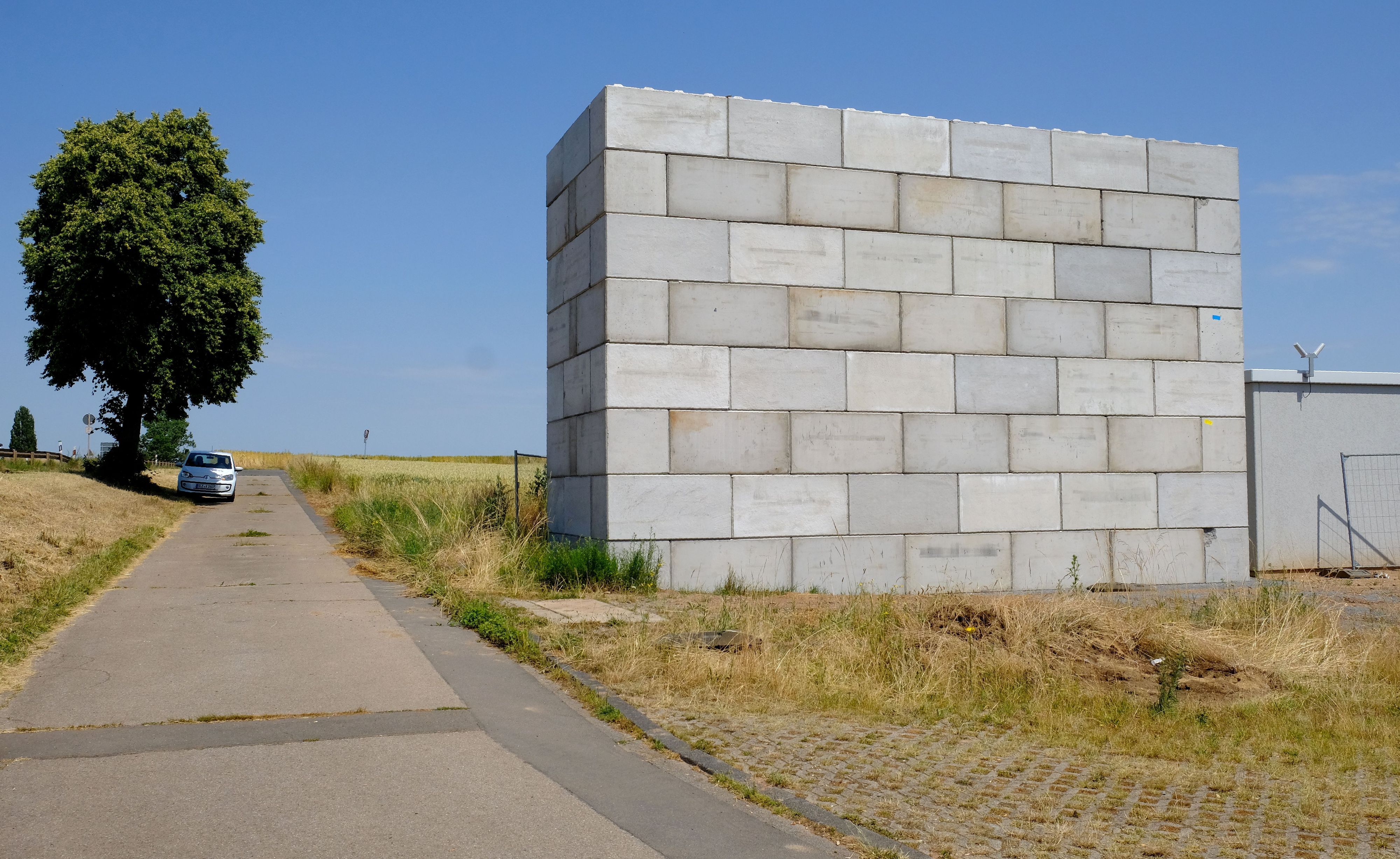 Die Trafostation ist mit Fertigbetonelementen eingehaust worden.
