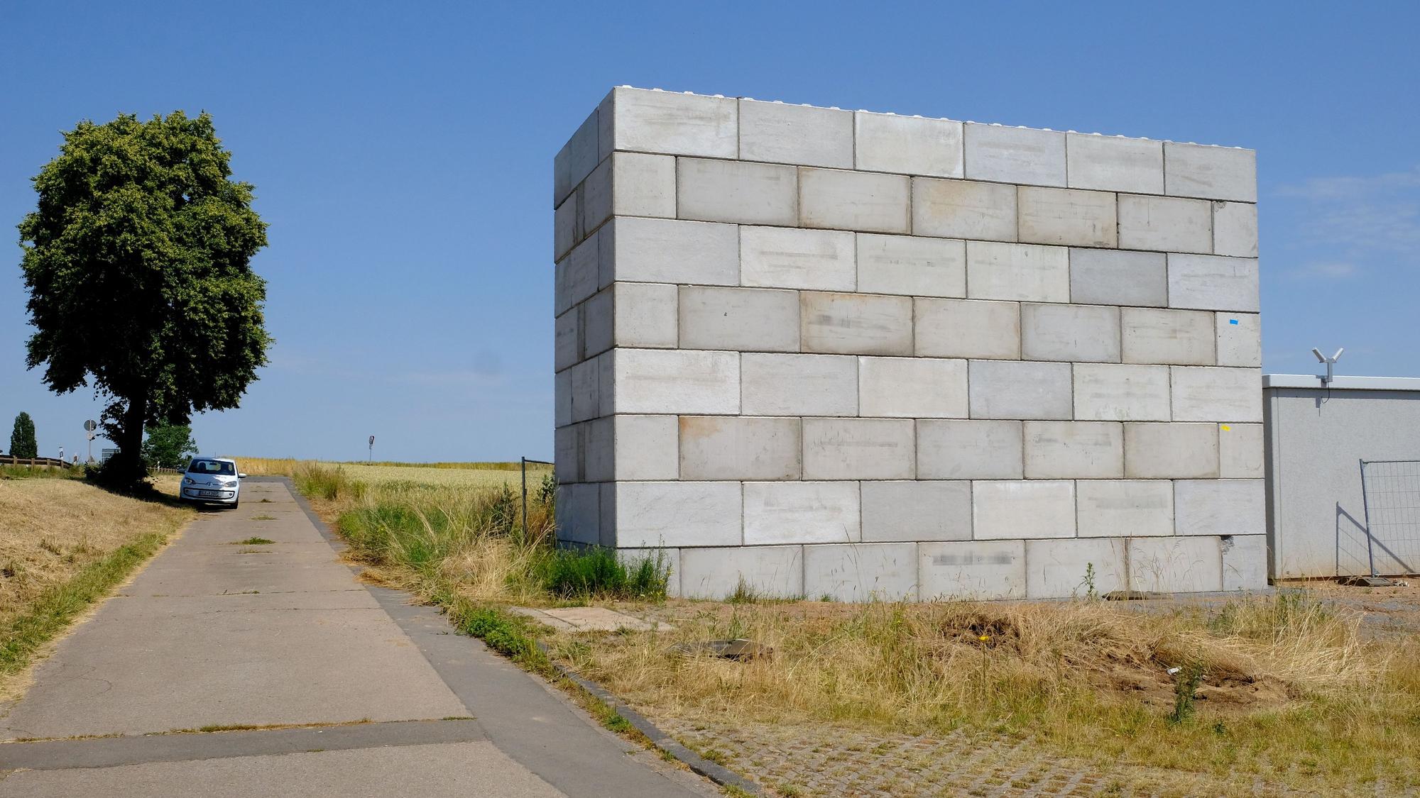 Die Trafostation ist mit Fertigbetonelementen eingehaust worden.