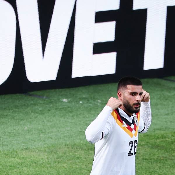 Deniz Undav jubelt.