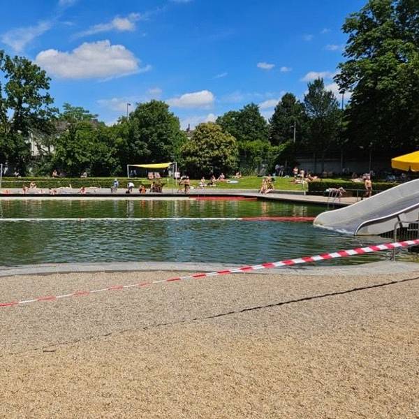 Das Bild zeigt ein abgesperrtes Becken im Lentpark.