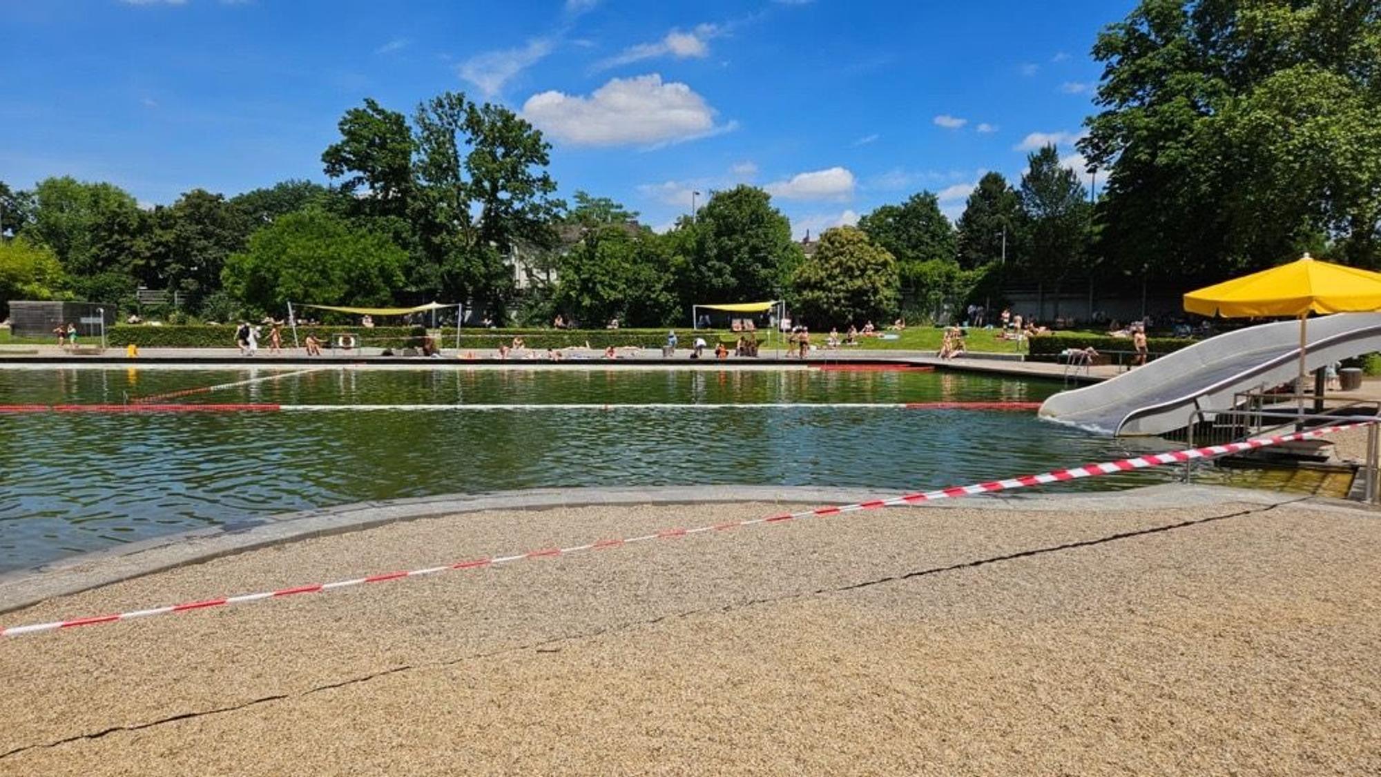Das Bild zeigt ein abgesperrtes Becken im Lentpark.