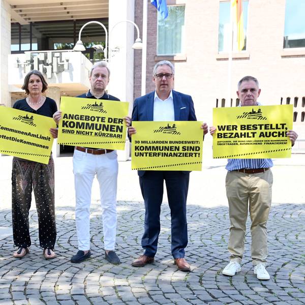 Zusammen auf dem Alter Markt: Die Fraktionsvorsitzenden Isabel Gerken (Linke), Sergen Belen (Volt), Christiane Martin (Grüne), Bernd Petelkau (CDU), Christian Joisten (SPD) und Fraktionsgeschäftsführer Uli Breite (FDP/KSG).