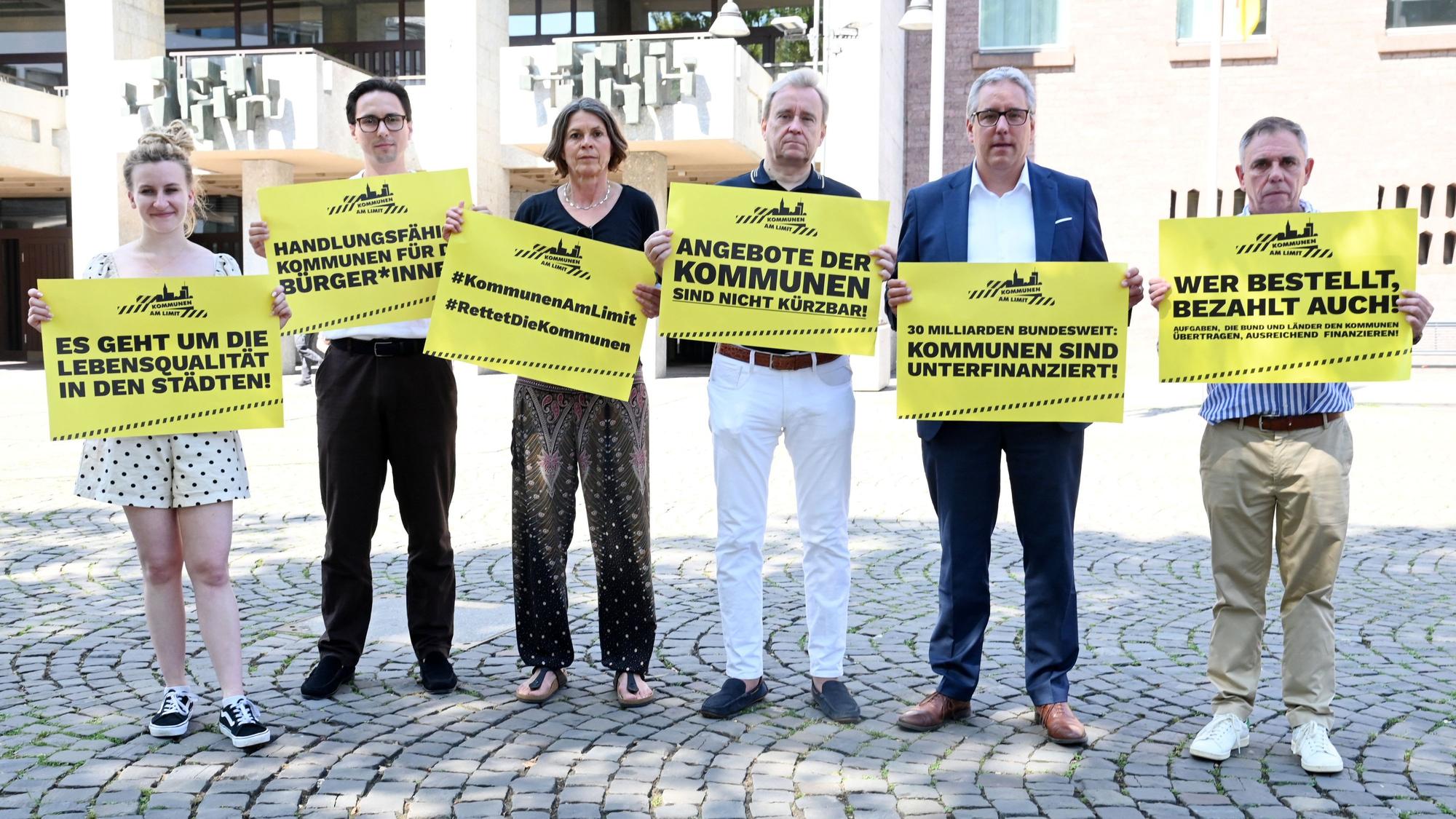 Zusammen auf dem Alter Markt: Die Fraktionsvorsitzenden Isabel Gerken (Linke), Sergen Belen (Volt), Christiane Martin (Grüne), Bernd Petelkau (CDU), Christian Joisten (SPD) und Fraktionsgeschäftsführer Uli Breite (FDP/KSG).