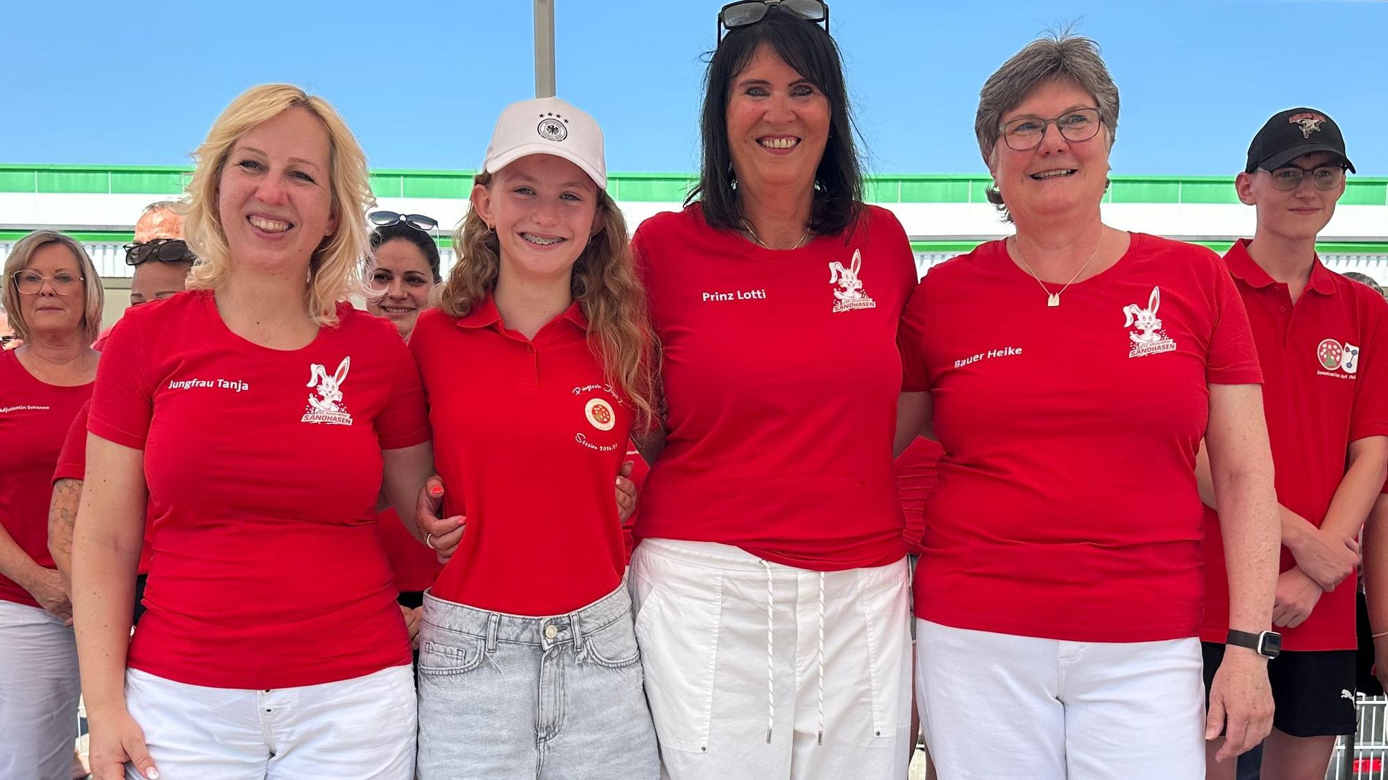 Das neue Troisdorfer Dreigestirn mit Kinderprinzessin: Tanja Wolf als Jungfrau Tanja, Kinderprinzessin Joyce Rott als Joyce I., Liselotte Rademacher als Prinz Lotti I., Heike Berg als Bauer Heike.