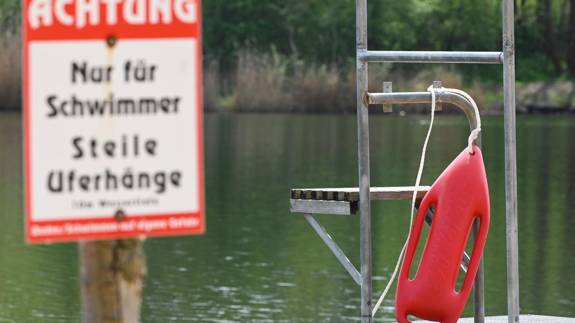 Hinweisschild am Strand des Heidebades in Halle