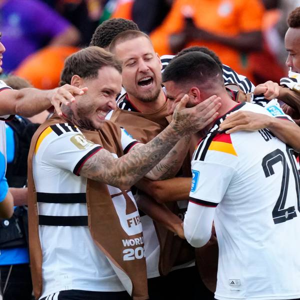 Deniz Undav wird von seinen Mitspielern als Matchwinner gefeiert.