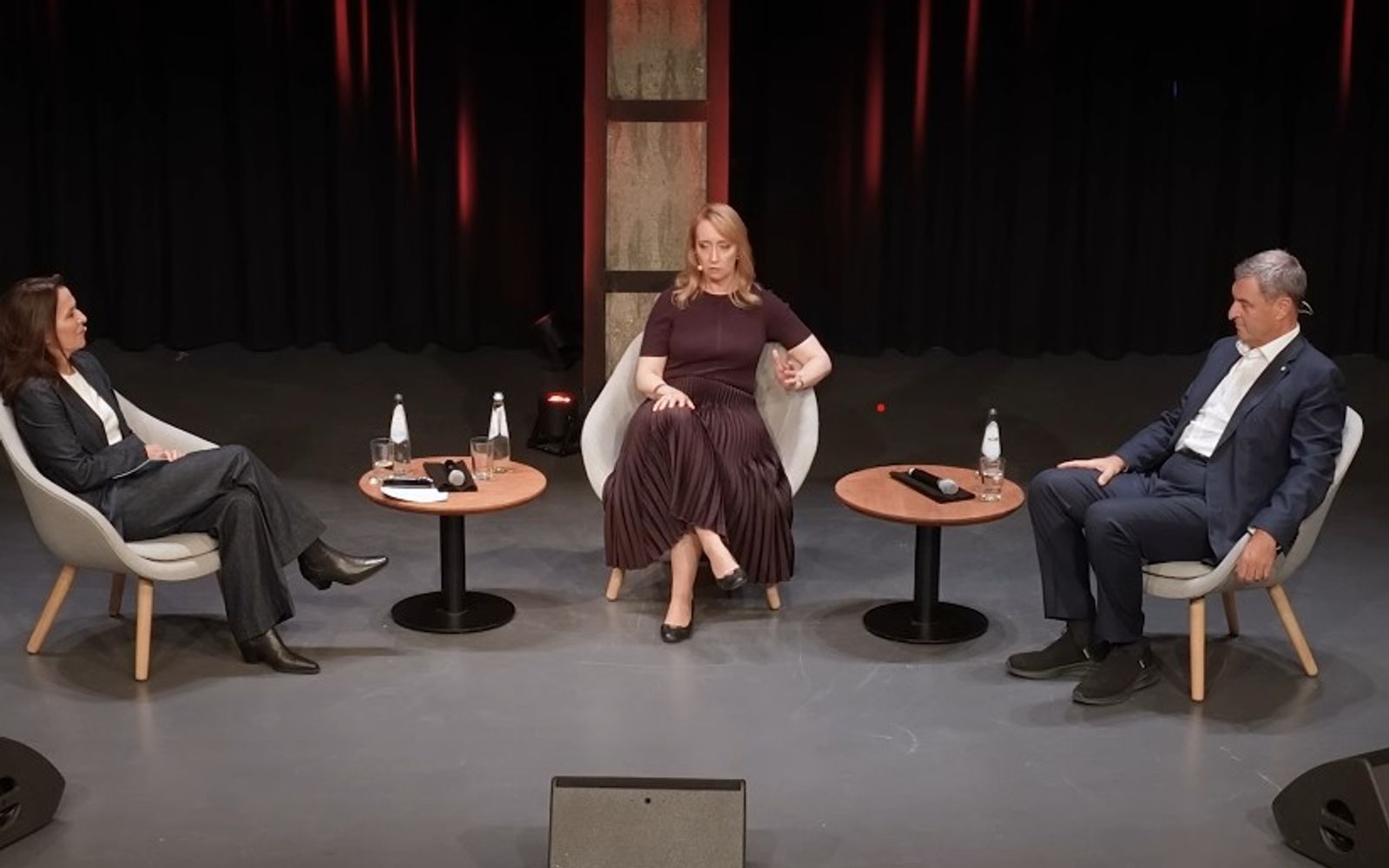 Im Podcast „Politik mit Anne Will“ hieß die Gastgeberin (links) die Journalistin Melanie Amann und den bayrischen Ministerpräsidenten Markus Söder willkommen. (Bild: YouTube / Politik mit Anne Will)