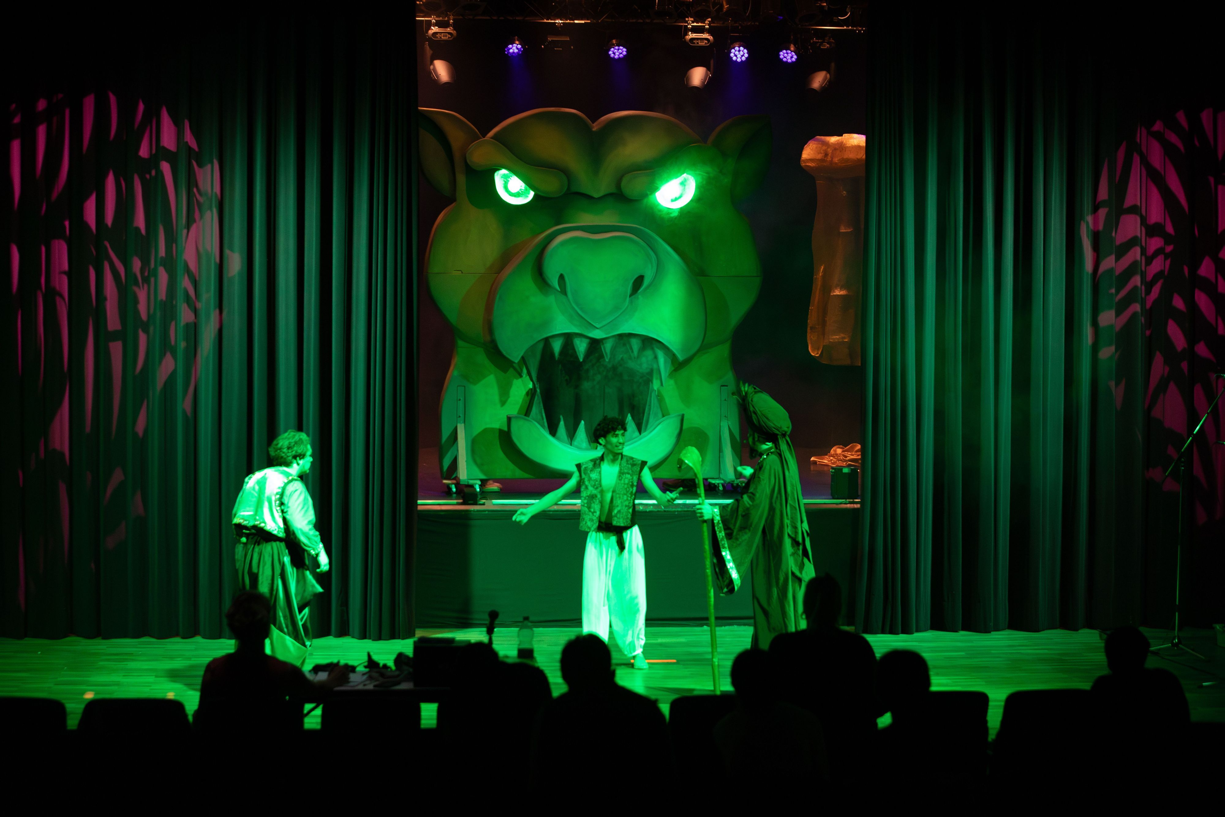 Drei Schüler der Max-Planck-Realschule stehen auf der Bühne im Porzer Rathaussaal und proben das Musical „Arabische Nächte“.