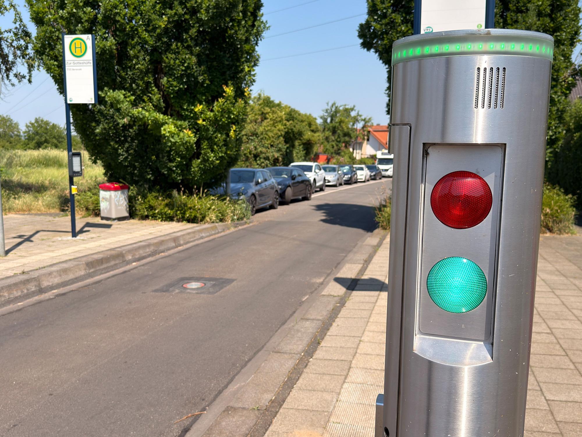 Auf dem Bild ist eine Signalanlage zu sehen, die grün anzeigt.