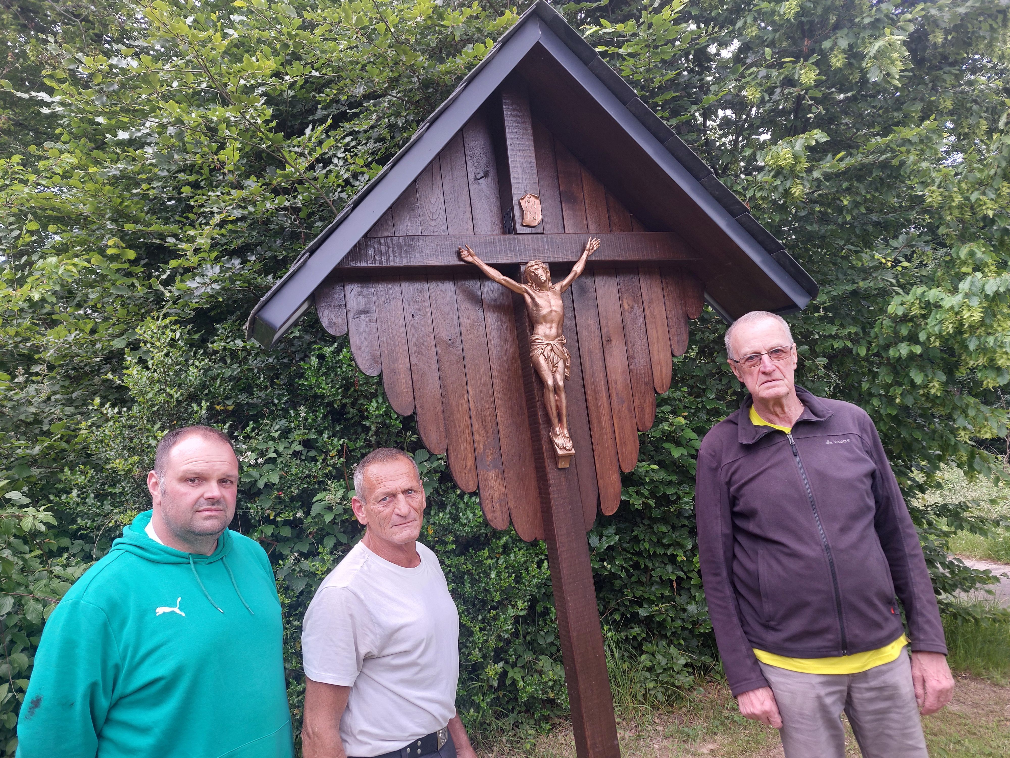 Sebastian Pauli und Uwe Brunsmeier unterstützten Ferdi Roth beim Aufstellen des Kreuzes.