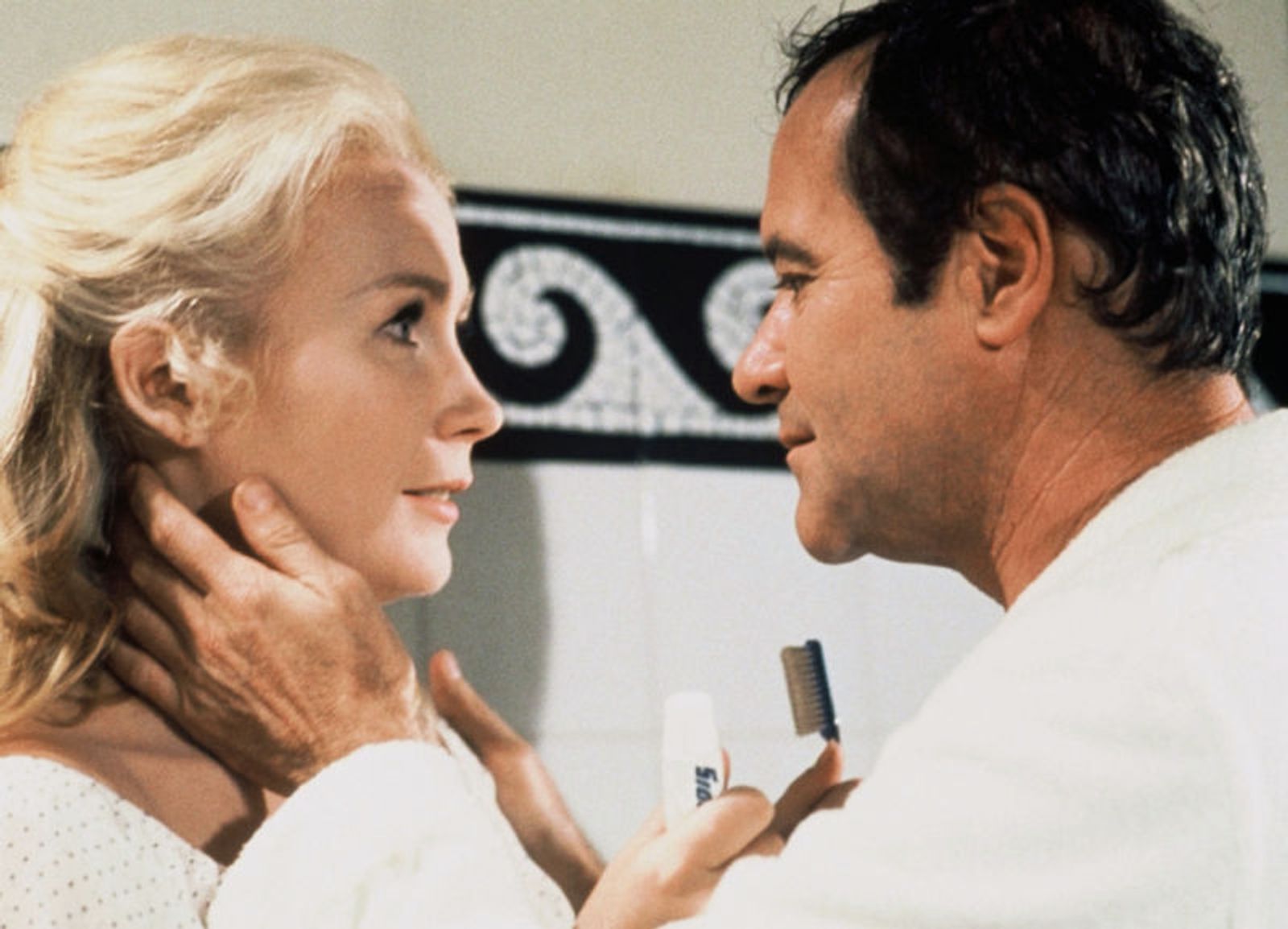 „Avantt, Avanti“ ist ein spätes, oft unterschätztes Meisterwerk von Wilder: Ein amerikanischer Geschäftsmann (Jack Lemmon) reist nach Italien, um den Leichnam seines verstorbenen Vaters zu überführen - und entdeckt dabei ein Familiengeheimnis. Was wie die Ausgangslage einer Farce klingt, wird bei Wilder zu einer bittersüßen Komödie über Liebe, Verlust und die Kunst, das Leben nicht allzu ernst zu nehmen. (Bild: MGM - Metro-Goldwyn-Mayer)