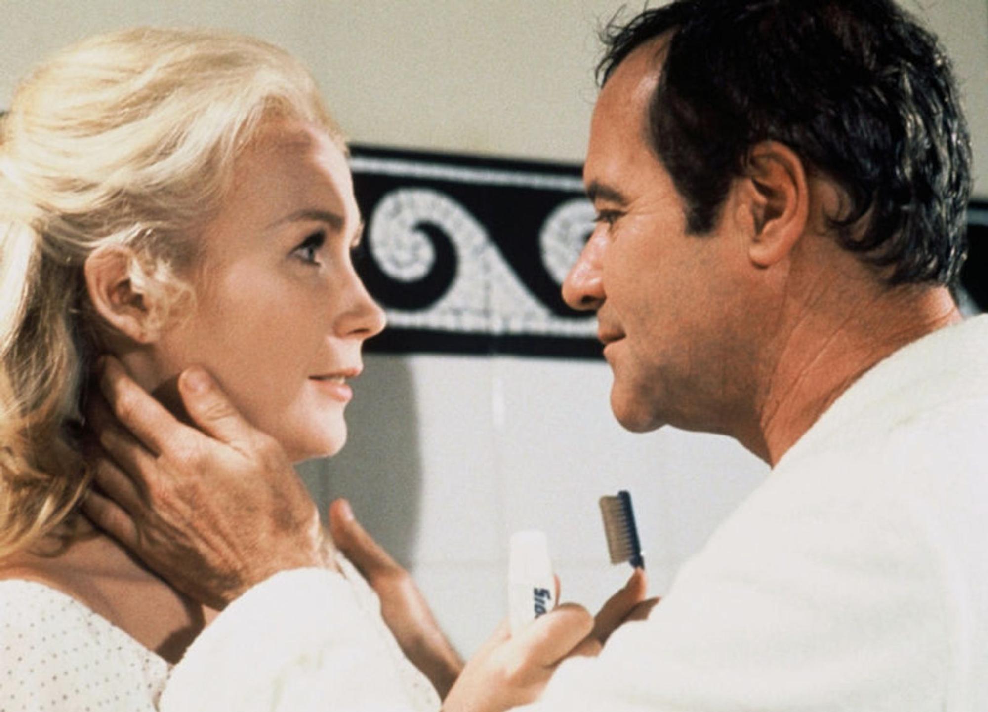 „Avantt, Avanti“ ist ein spätes, oft unterschätztes Meisterwerk von Wilder: Ein amerikanischer Geschäftsmann (Jack Lemmon) reist nach Italien, um den Leichnam seines verstorbenen Vaters zu überführen - und entdeckt dabei ein Familiengeheimnis. Was wie die Ausgangslage einer Farce klingt, wird bei Wilder zu einer bittersüßen Komödie über Liebe, Verlust und die Kunst, das Leben nicht allzu ernst zu nehmen. (Bild: MGM - Metro-Goldwyn-Mayer)