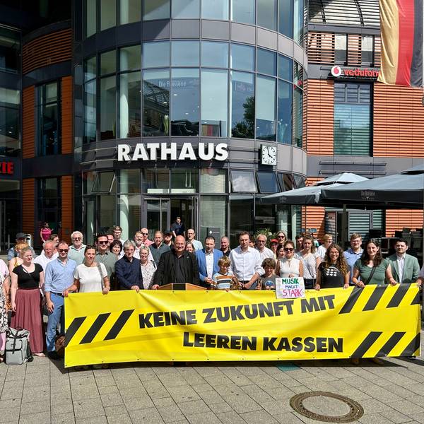 Ein stadtgesellschaftlicher Schulterschluss: Leverkusens Oberbürgermeister forderte im Beisein von Dutzenden Vertretern von Verbänden, Institutionen und Parteien Hilfe von Bund und Ländern.