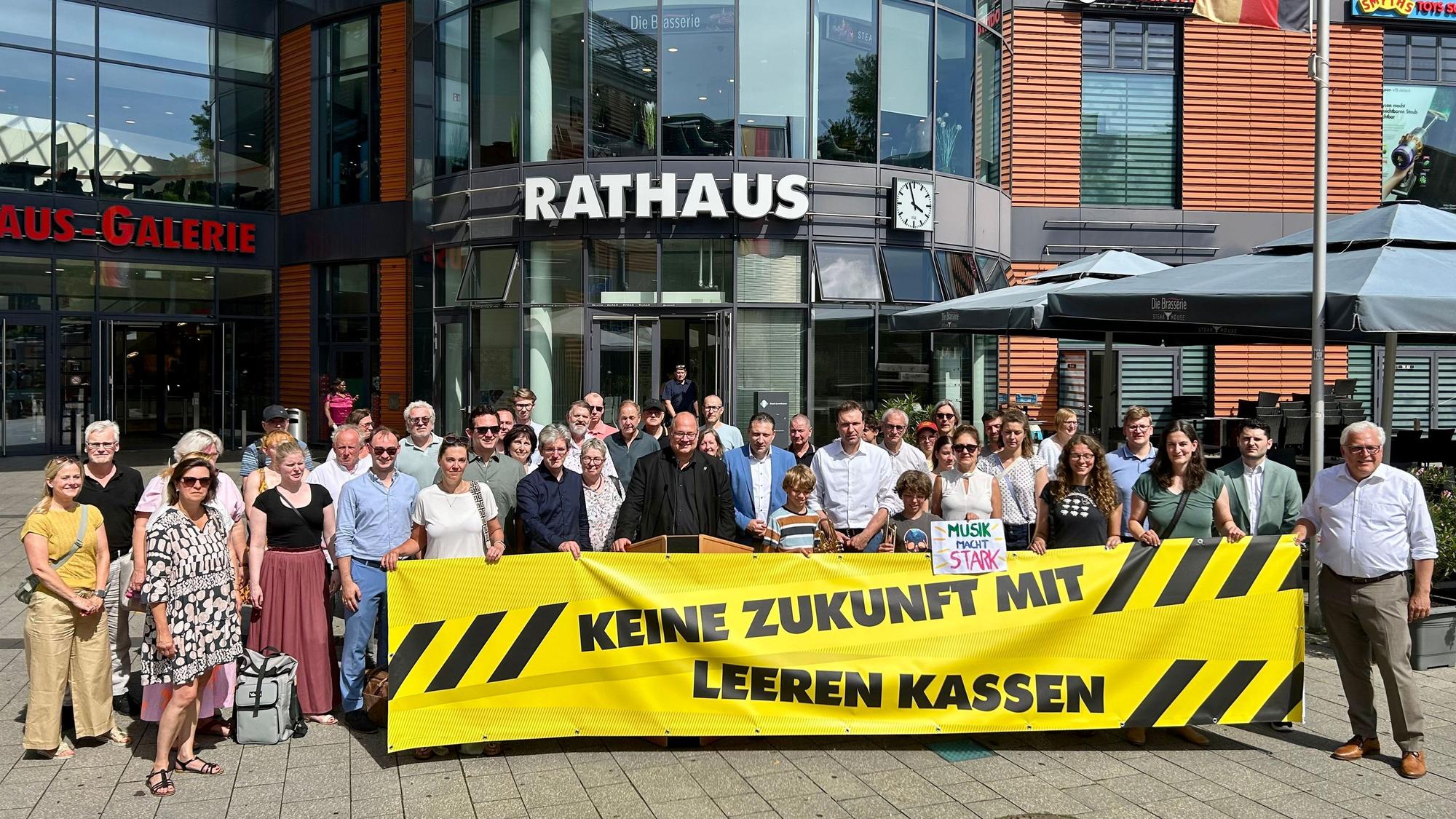 Ein stadtgesellschaftlicher Schulterschluss: Leverkusens Oberbürgermeister forderte im Beisein von Dutzenden Vertretern von Verbänden, Institutionen und Parteien Hilfe von Bund und Ländern.