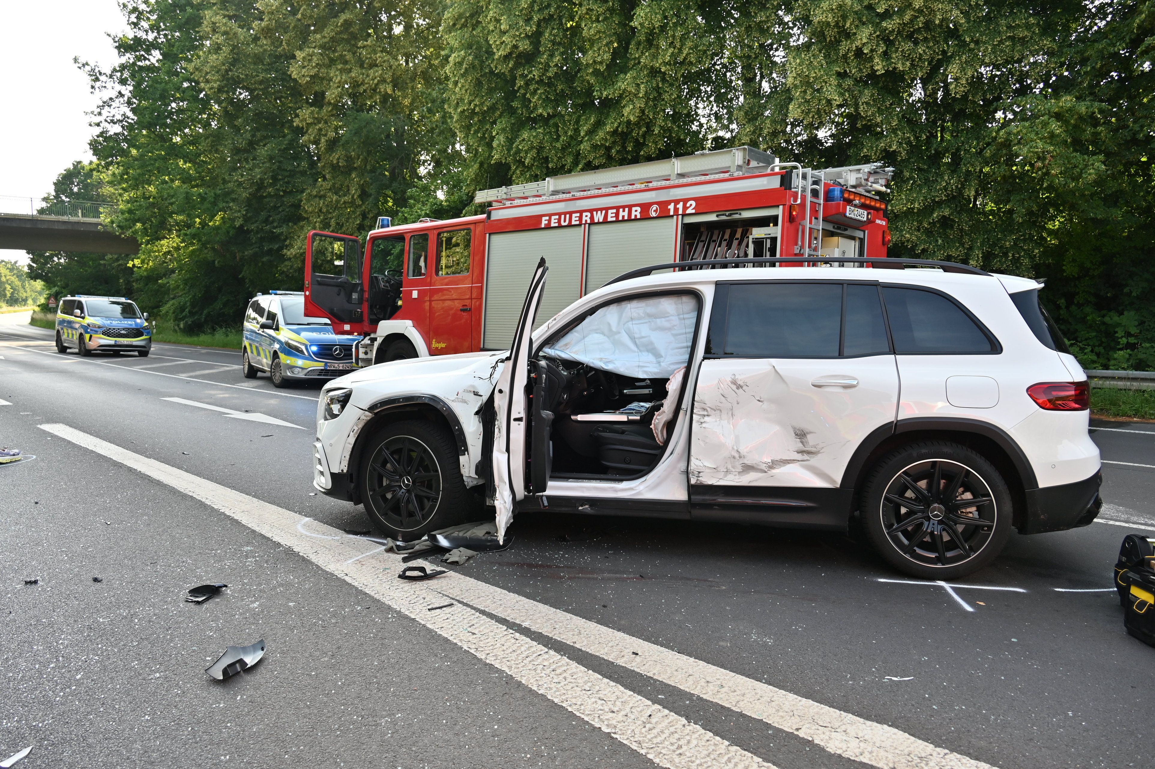 Die Spuren des Aufpralls des Motorradfahrers sind an der Hintertür des Mercedes deutlich zu sehen.
