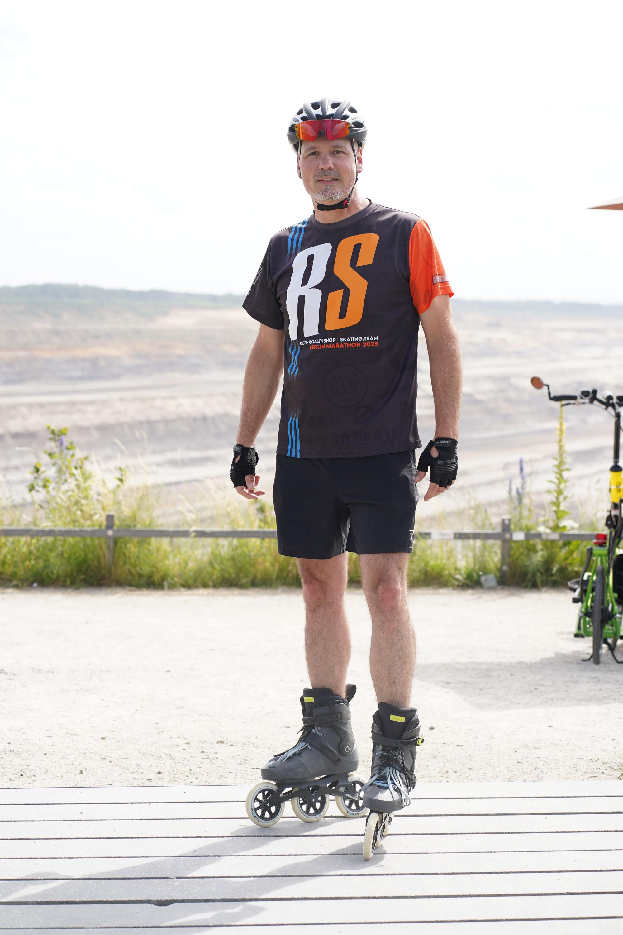 Das Foto zeigt einen Mann auf Inline-Skates.
