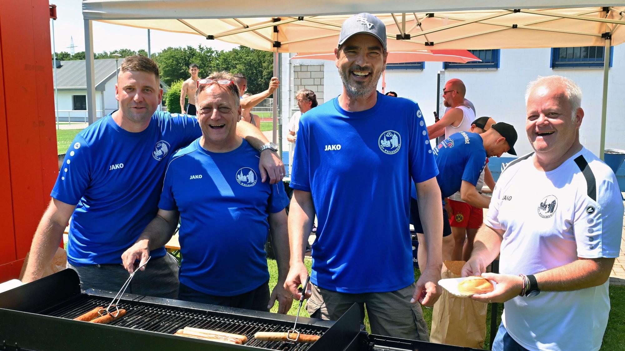 Vier Männer (v.l.: Jugendtrainer Daniel Witt, Jugendtrainer Herbert Gebauer, Geschäftsführer Markus von Elstermann und zweiter Vorsitzender Thomas Damm) stehen am Grill.