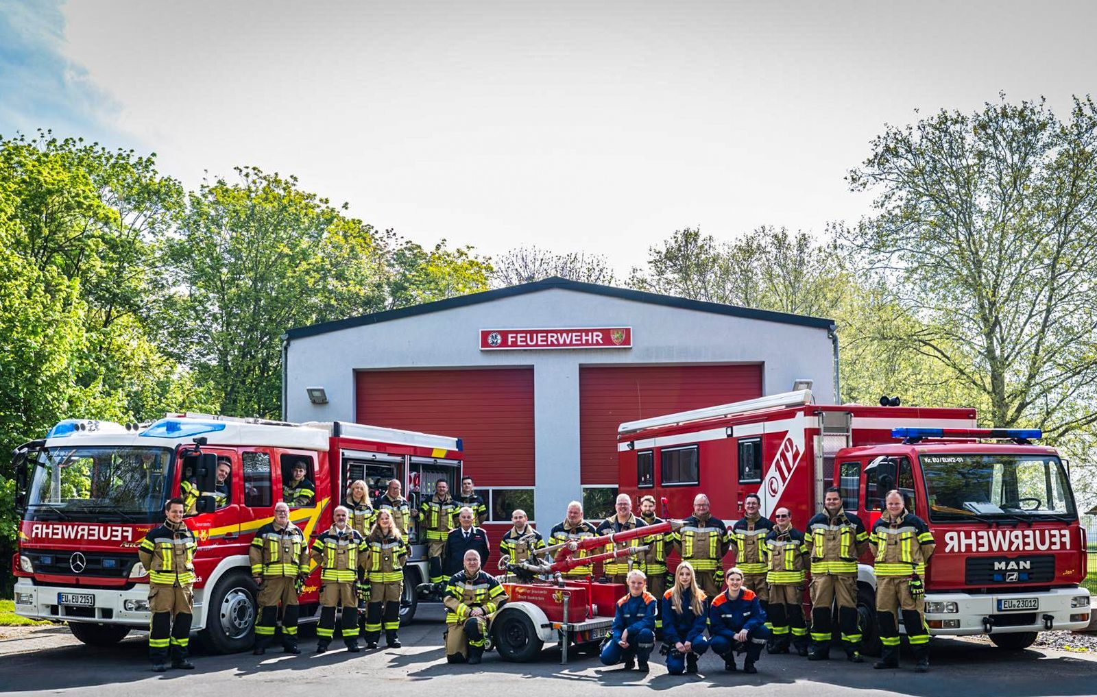 Das Bild zeigt die aktuelle Löschgruppe in Dom-Esch vor dem Feuerwehrgerätehaus.