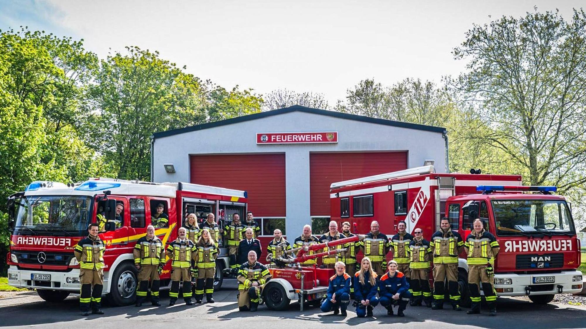 Das Bild zeigt die aktuelle Löschgruppe in Dom-Esch vor dem Feuerwehrgerätehaus.