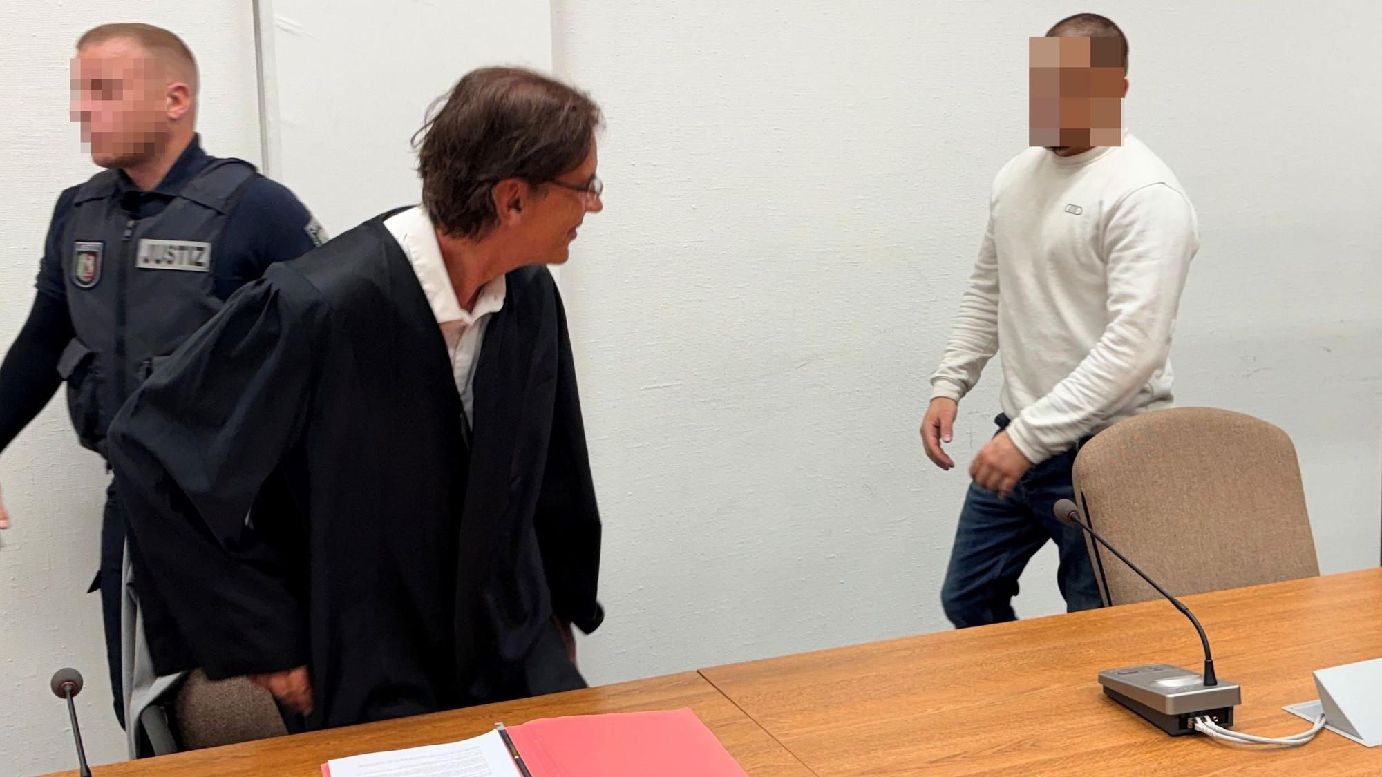 Der Angeklagte im Landgericht Köln mit seinem Verteidiger Thorsten Rühl