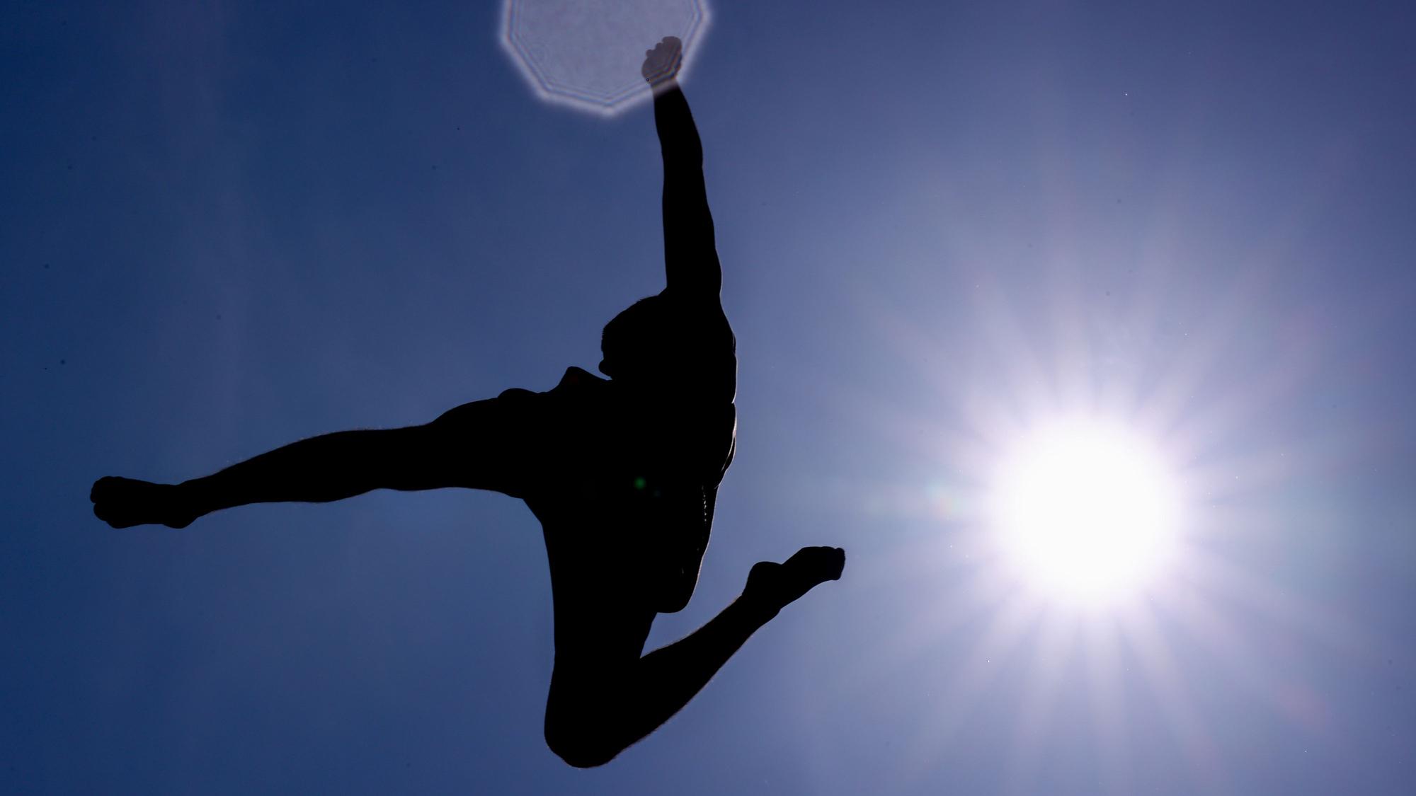 Ein junger Mann springt im Stadionbad in Köln vom 7,5-Meter-Turm. (Archivbild)