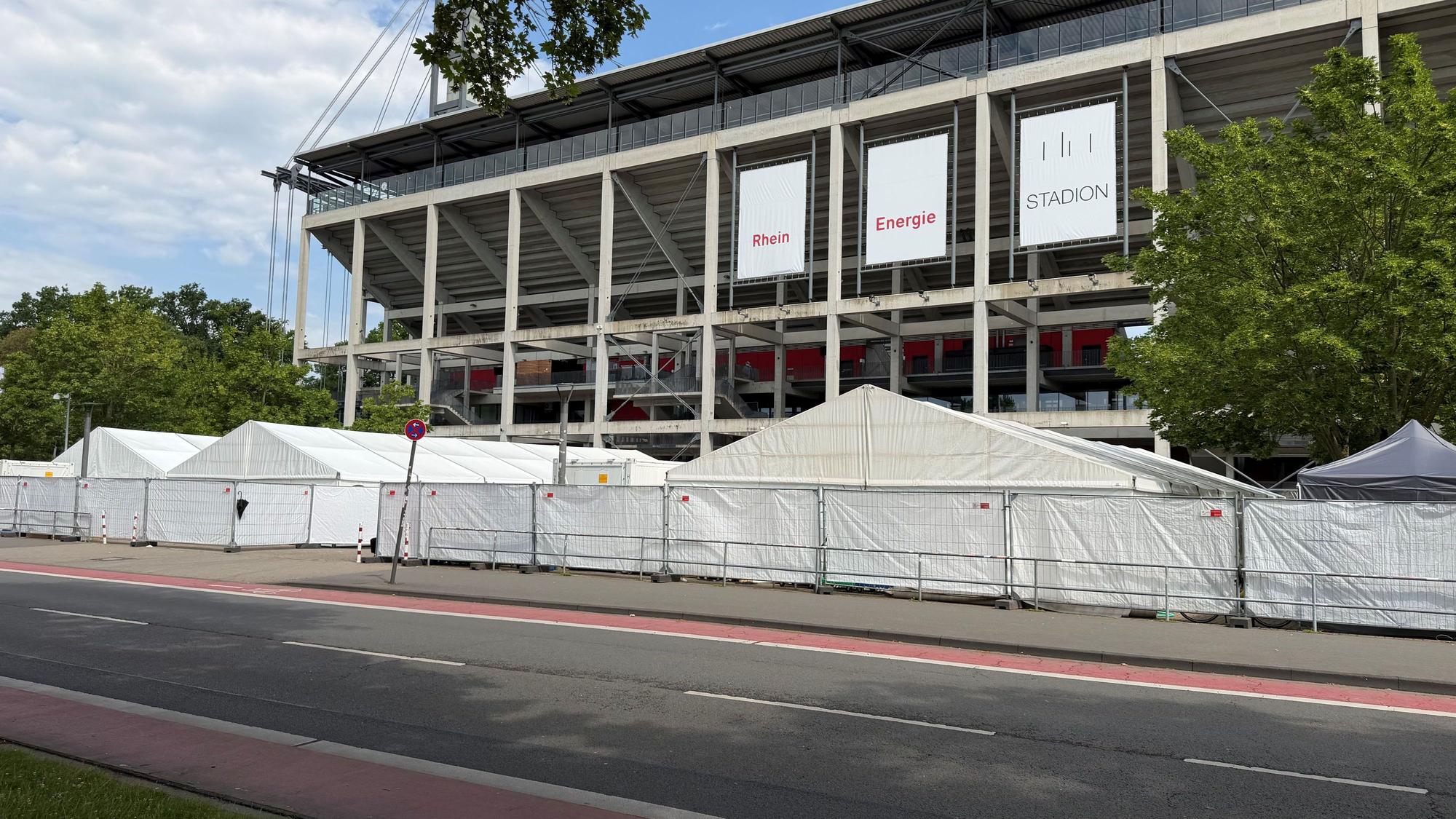 Zelte hinter dem Rhein-Energie-Stadion für die Konzerte.