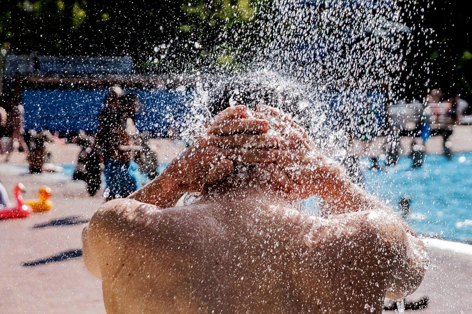 Am Wochenende soll es wieder sommerlich werden: Abkühlung gibt es in den Freibädern und Badeseen in ganz Deutschland.