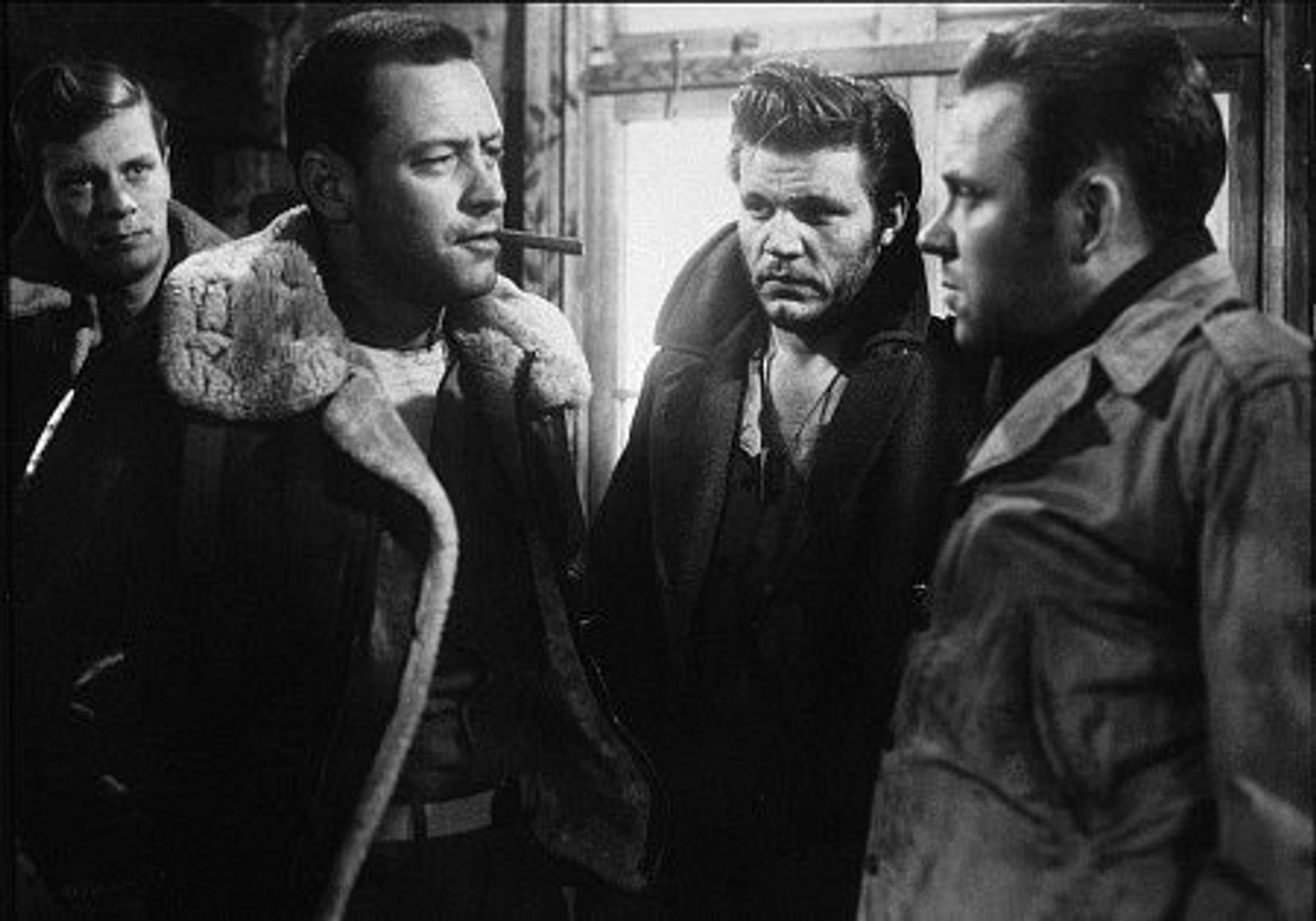 „Stalag 17“ (1953) ist Kriegsfilm, Komödie und Drama zugleich: In einem deutschen Kriegsgefangenenlager gerät ein amerikanischer Soldat unter Spionageverdacht. Wilder verbindet Spannung, schwarzen Humor und Menschenkenntnis zu einem ungewöhnlichen Ganzen. William Holden (zweiter von links) erhielt für seine Rolle den Oscar. (Bild: Paramount)
