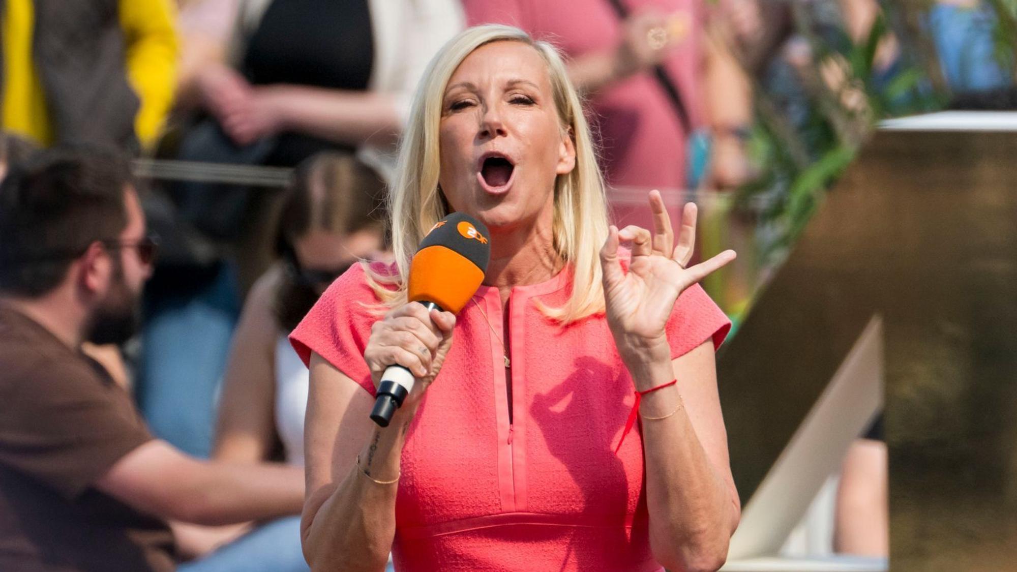 Der „ZDF Fernsehgarten“ geht mittags auf Sendung - wenn die Sonne besonders hoch steht. Kein Wunder, dass Moderatorin Andrea Kiewel sich bei den aktuellen Temperaturen nach einer Abkühlung sehnt. (Bild: 2026 Getty Images/Thomas Lohnes)