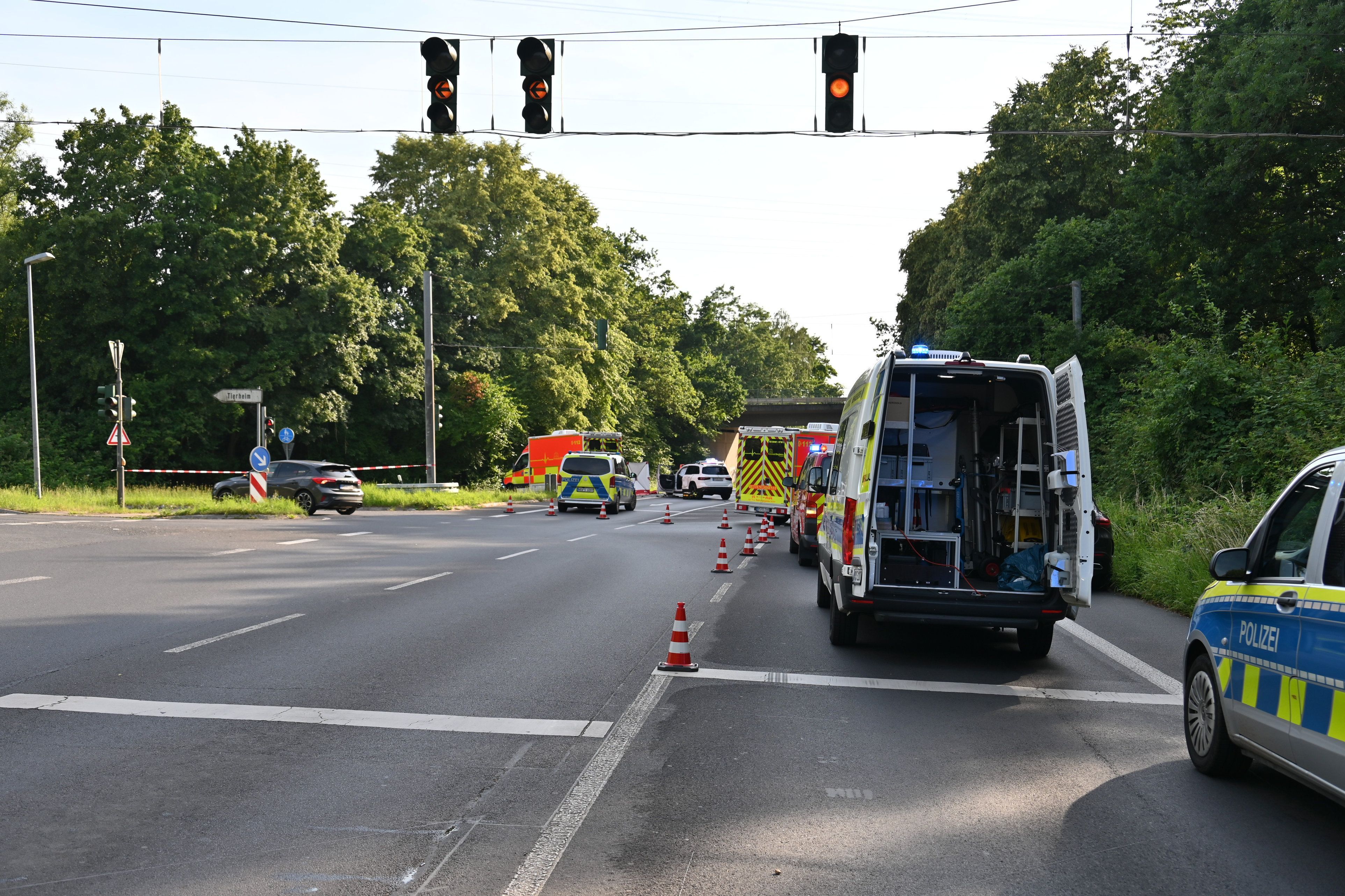 Auf der B477 in Bergheim-Niederaußem ist es zu einem schweren Verkehrsunfall gekommen. Ein Motorradfahrer verlor sein Leben.