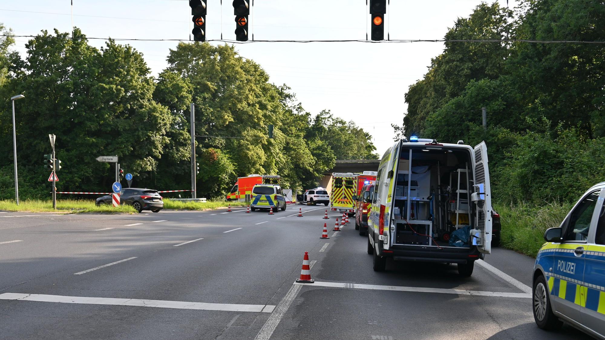 Auf der B477 in Bergheim-Niederaußem ist es zu einem schweren Verkehrsunfall gekommen. Ein Motorradfahrer verlor sein Leben.