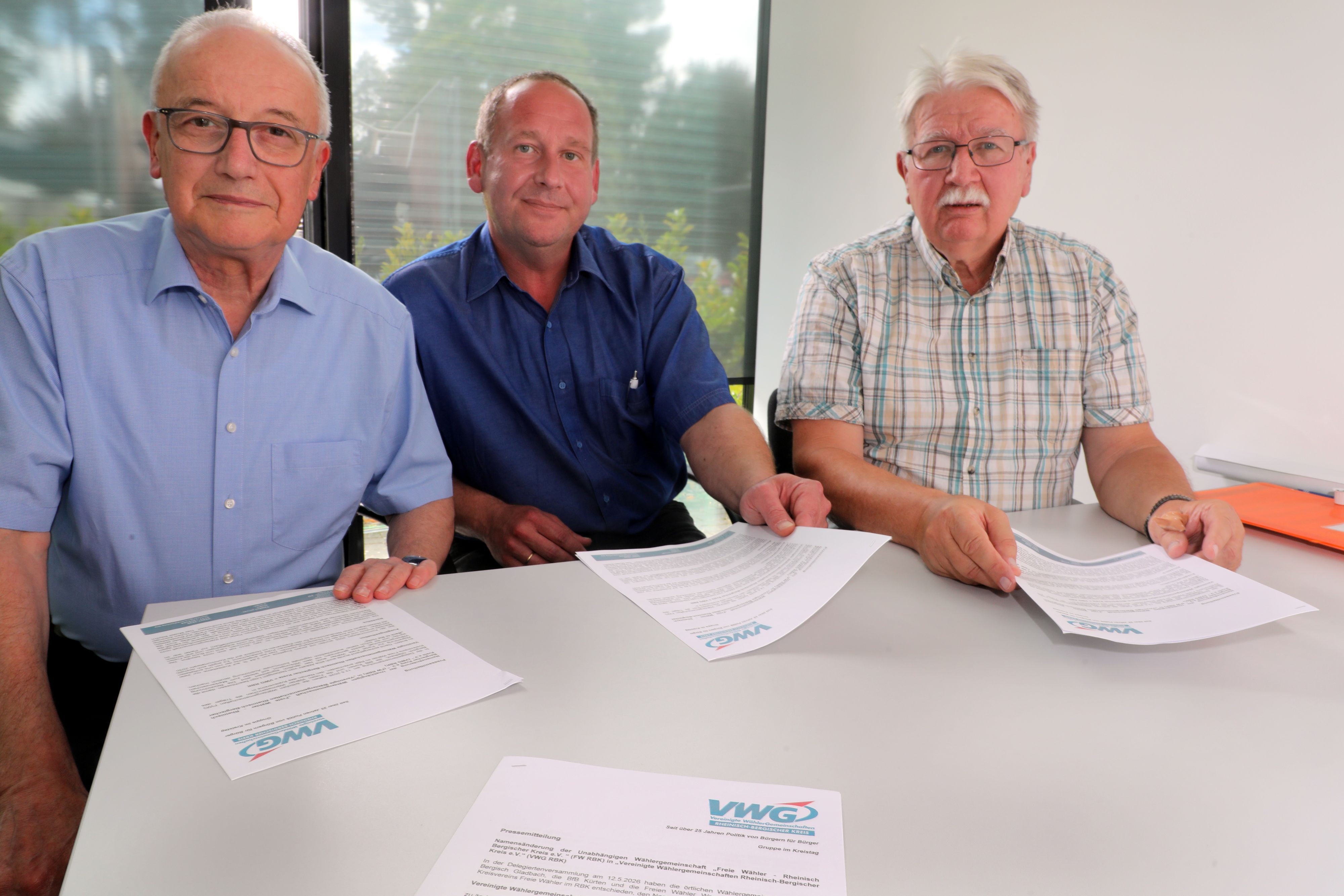 Werner Conrad (Gruppensprecher im Kreistag), BfB-Vorsitzender Marcel Liebegott und FWG-Vorsitzender Rainer Röhr sitzen an einem Tisch.