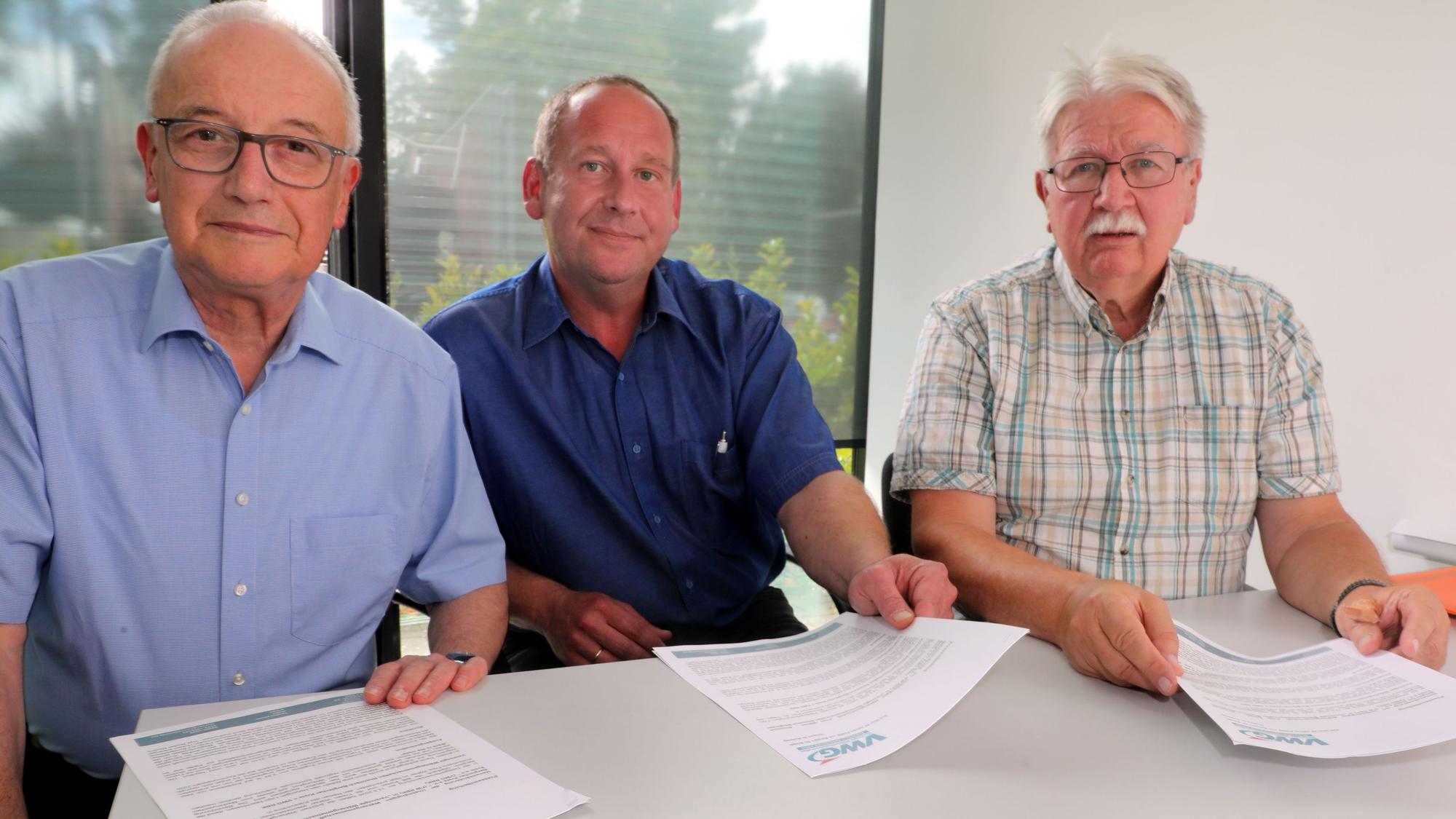 Werner Conrad (Gruppensprecher im Kreistag), BfB-Vorsitzender Marcel Liebegott und FWG-Vorsitzender Rainer Röhr sitzen an einem Tisch.
