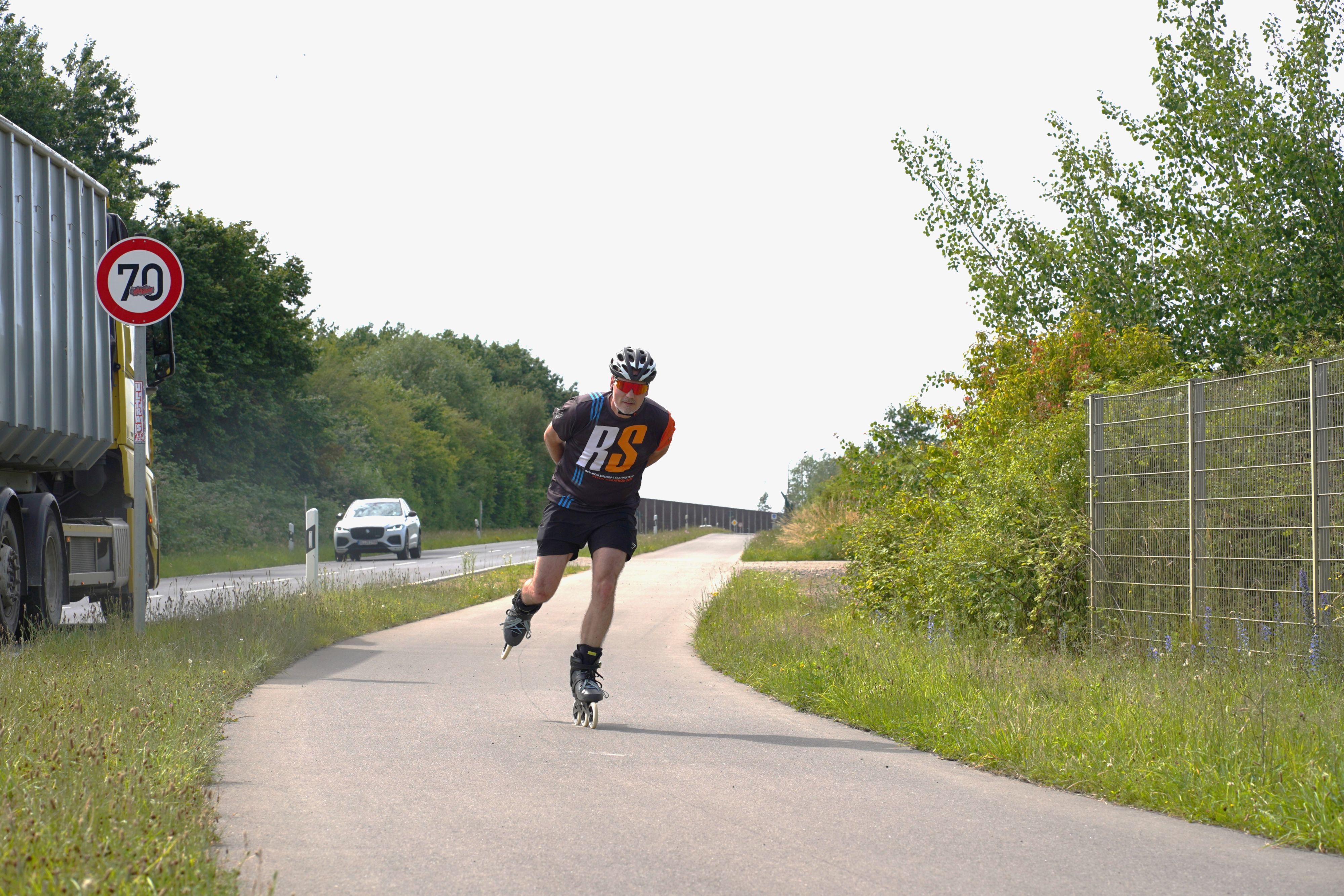 Das Foto zeigt einen Inline-Skater.