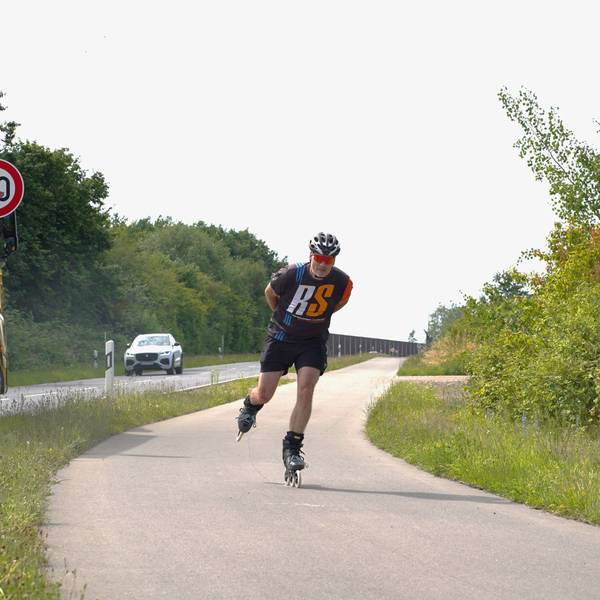 Das Foto zeigt einen Inline-Skater.