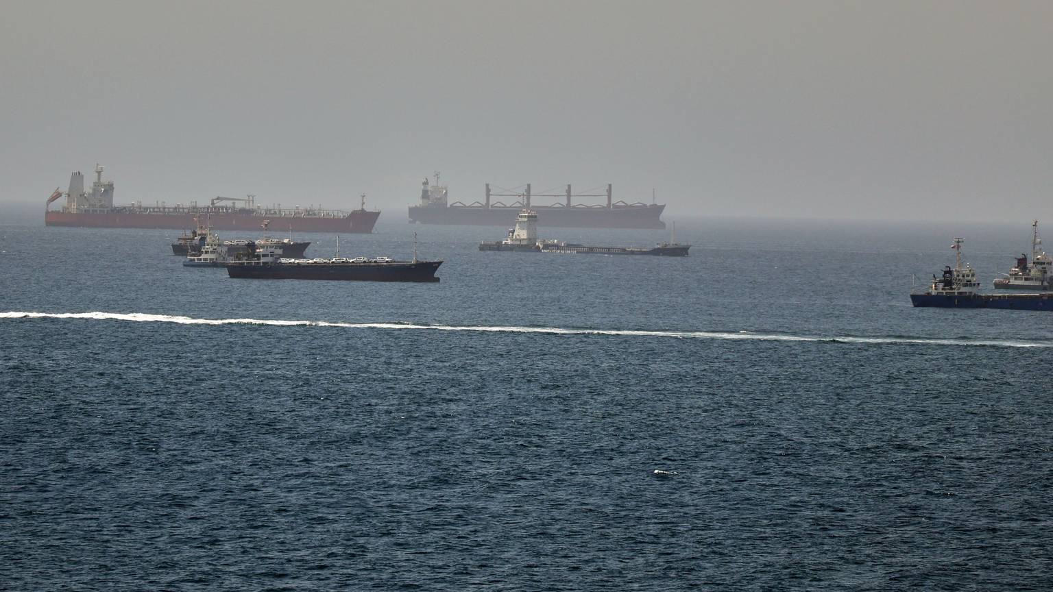 Im Golf von Oman, entlang der Schifffahrtsrouten zwischen der Straße von Hormus und dem Arabischen Meer, sind Tanker und Frachtschiffe zu sehen.