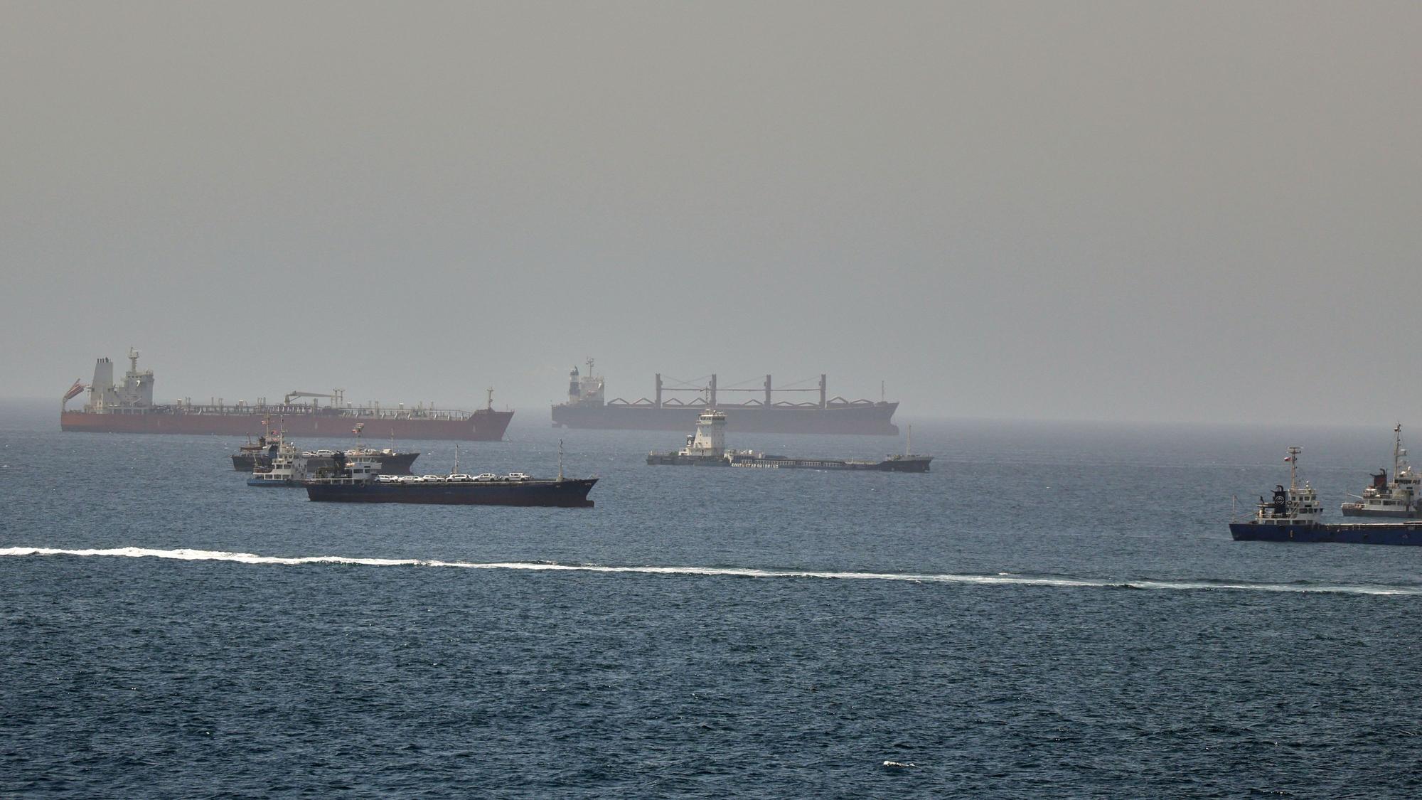 Im Golf von Oman, entlang der Schifffahrtsrouten zwischen der Straße von Hormus und dem Arabischen Meer, sind Tanker und Frachtschiffe zu sehen.
