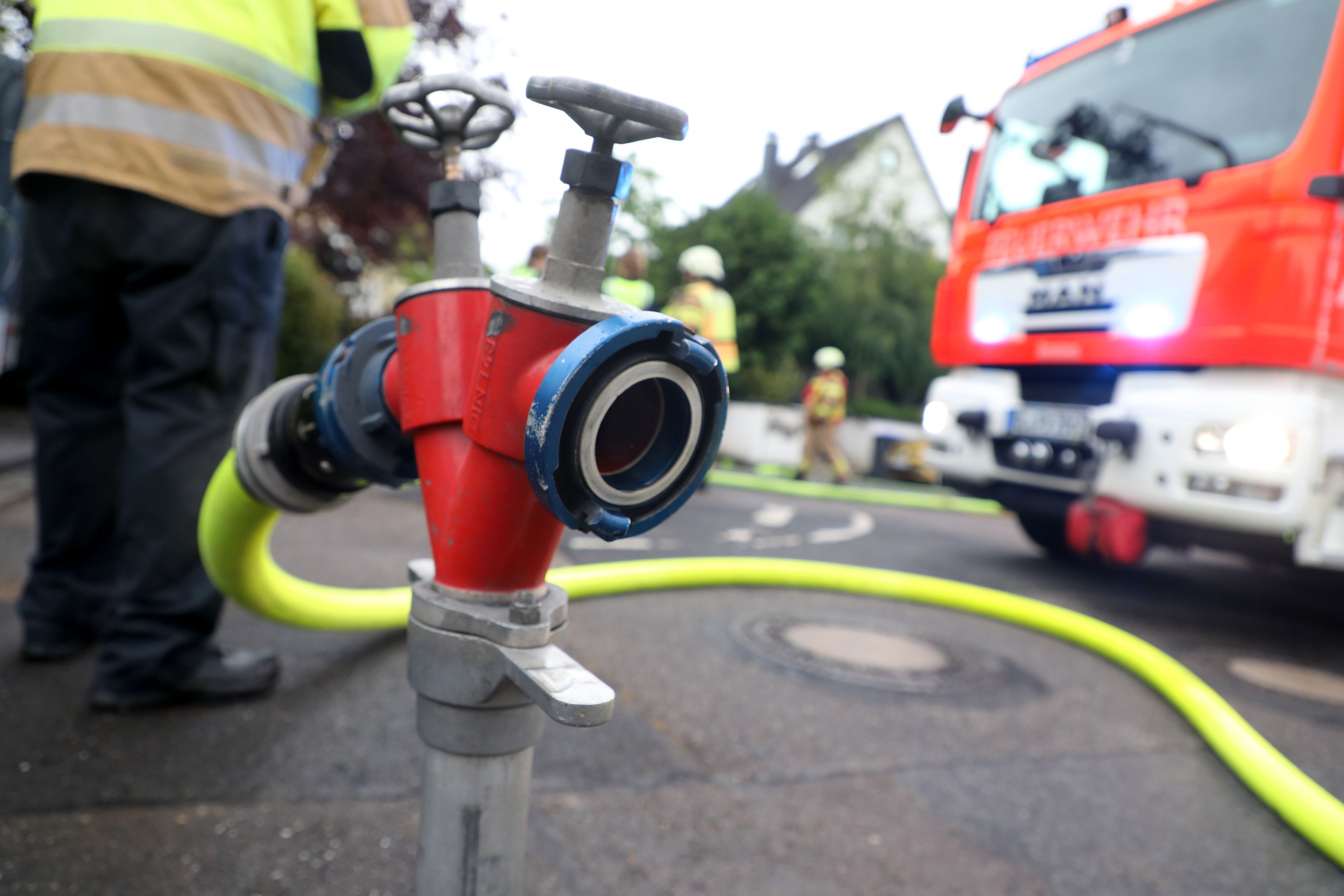 Die Kalscheurener Straße in Hürth ist wegen eines Feuerwehreinsatzes nicht passierbar.