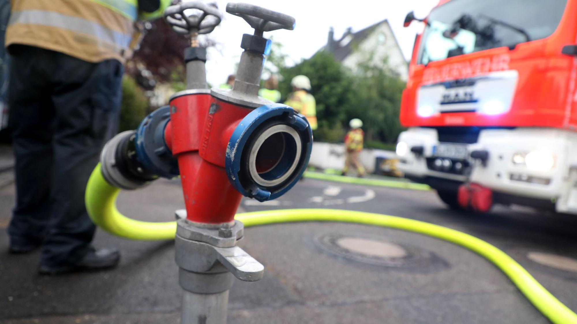 Die Kalscheurener Straße in Hürth war wegen eines Feuerwehreinsatzes nicht passierbar.